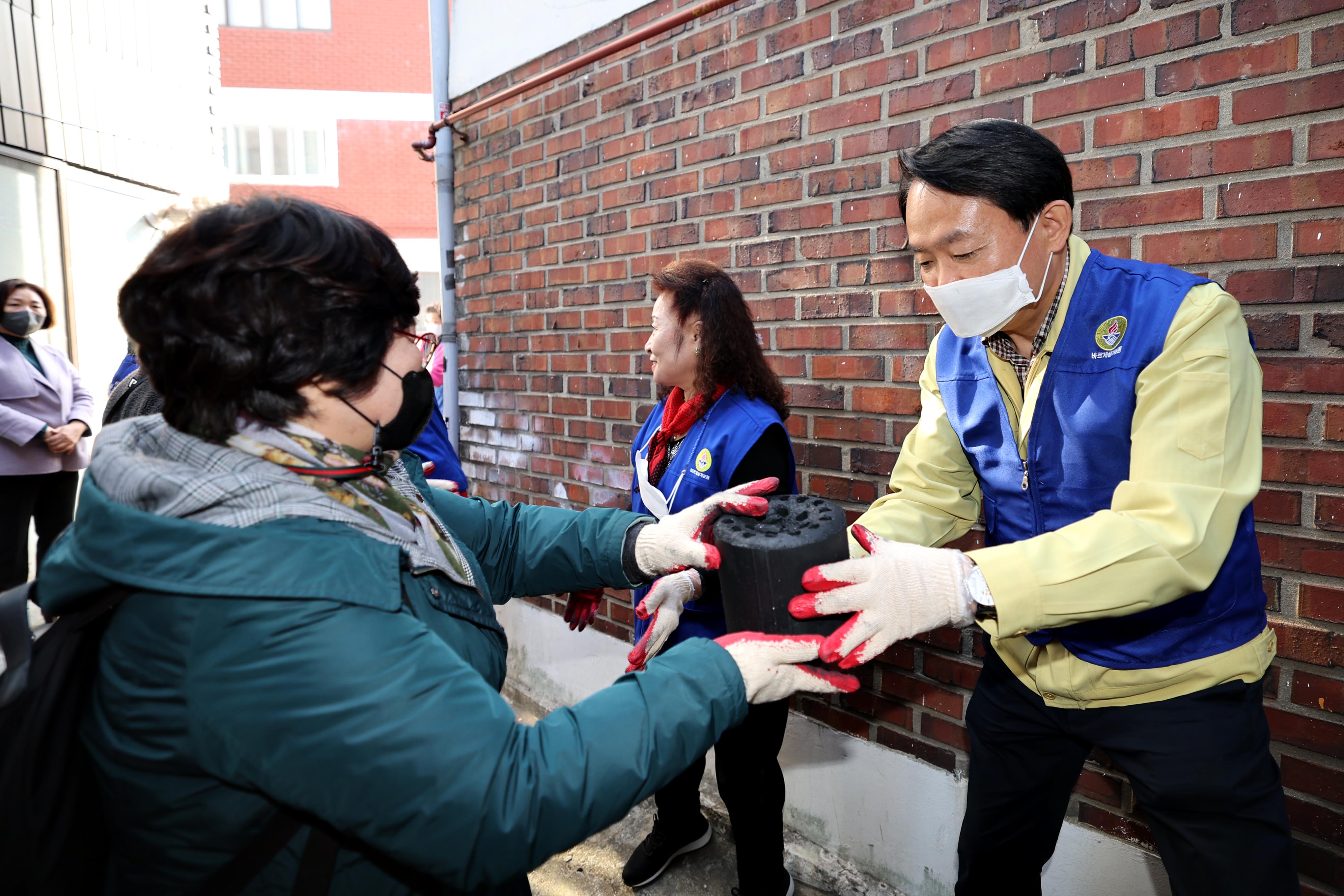 20221125_바르게살기운동_동구협의회_사랑의_연탄_나눔7.jpg 이미지