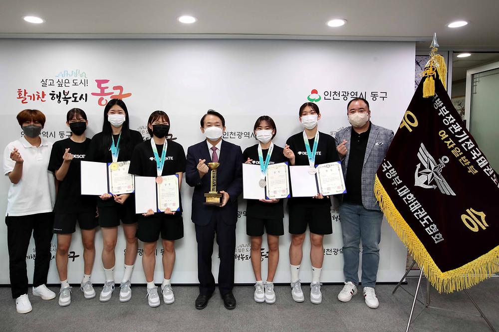 동구청 여자태권도부 제31회 국방부장관기 개인전 종합우승 사진