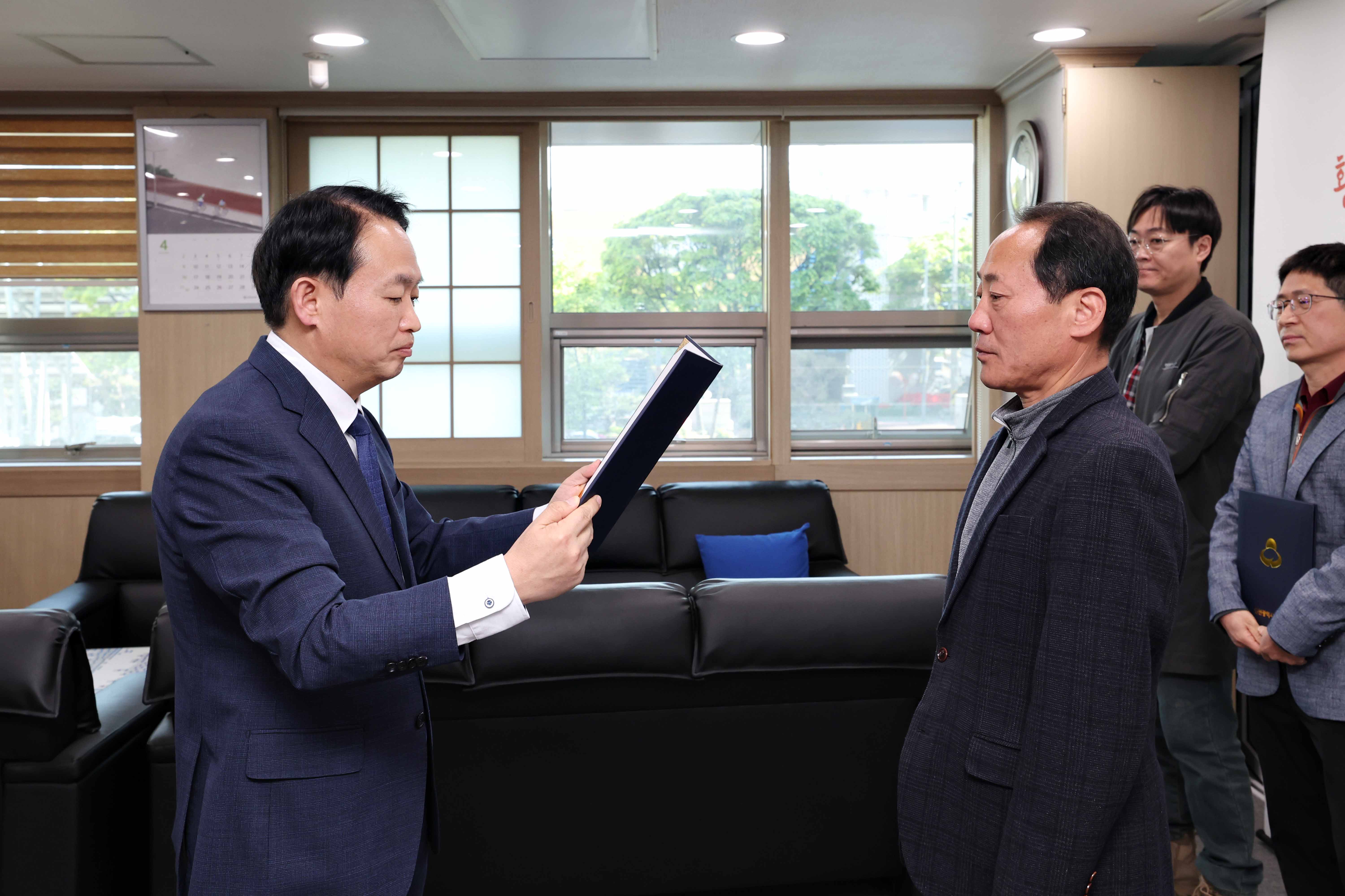 20230427_주민자치회_추가모집_위원_위촉식3.jpg 이미지