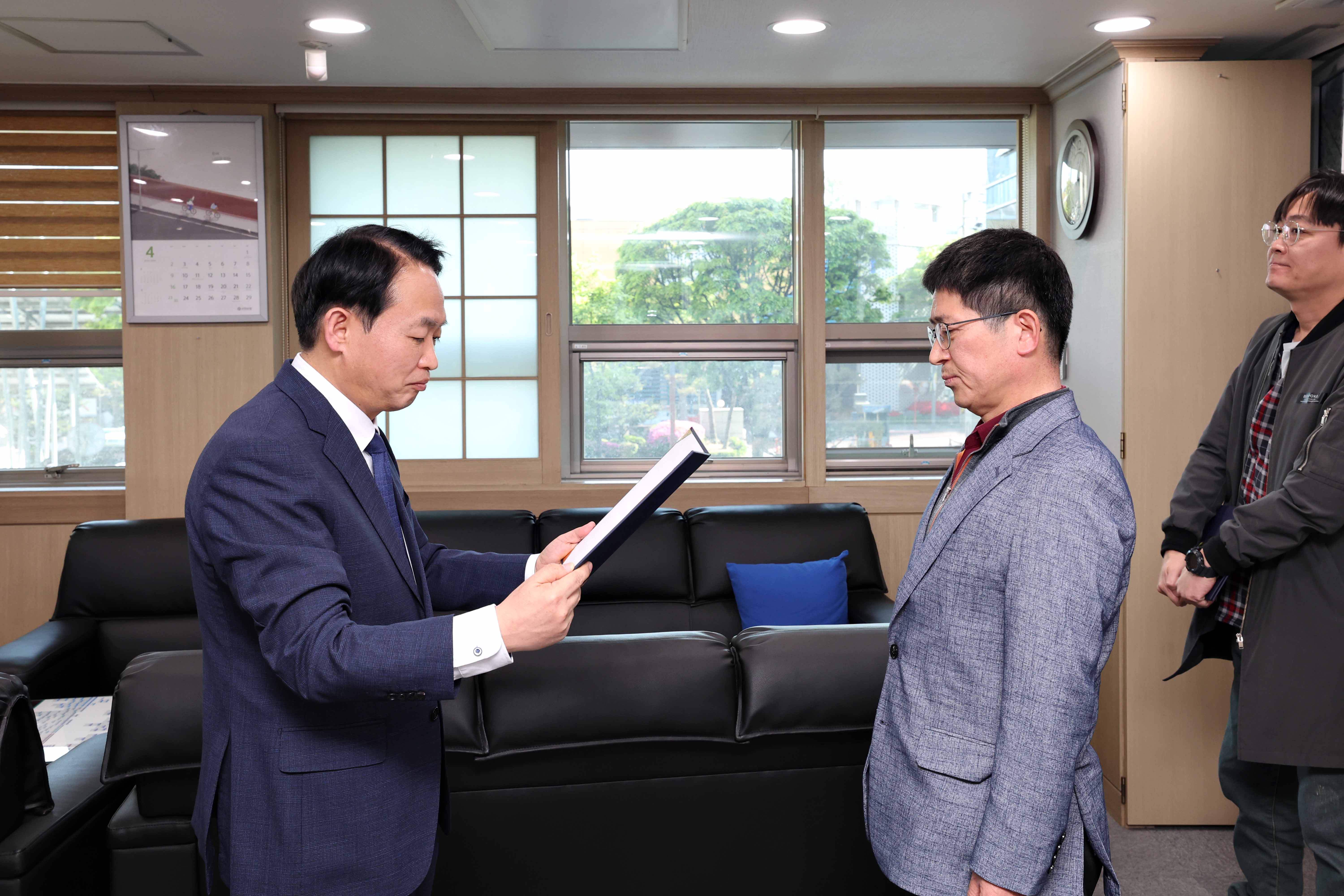 20230427_주민자치회_추가모집_위원_위촉식4.jpg 이미지