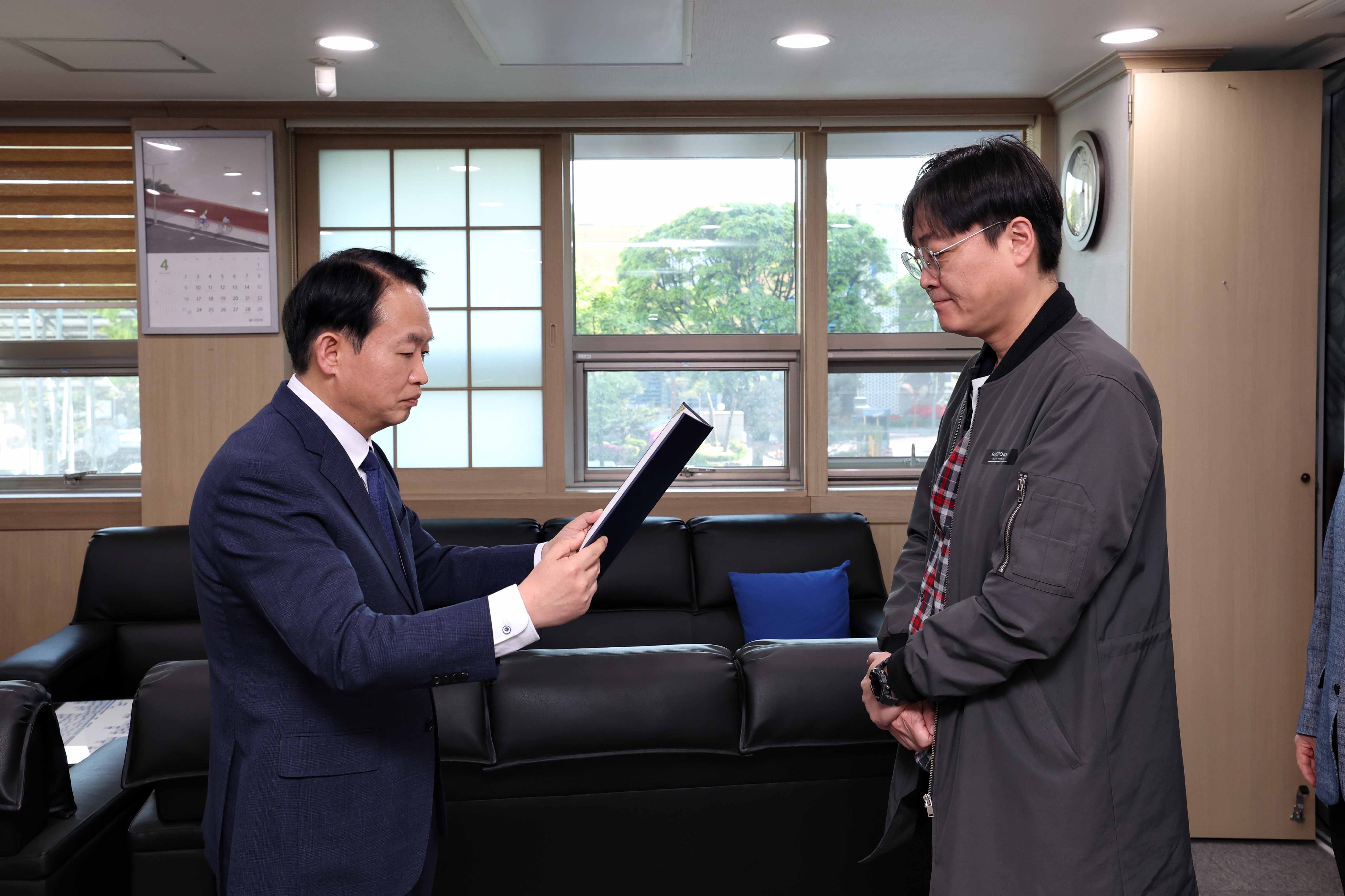 20230427_주민자치회_추가모집_위원_위촉식5.jpg 이미지