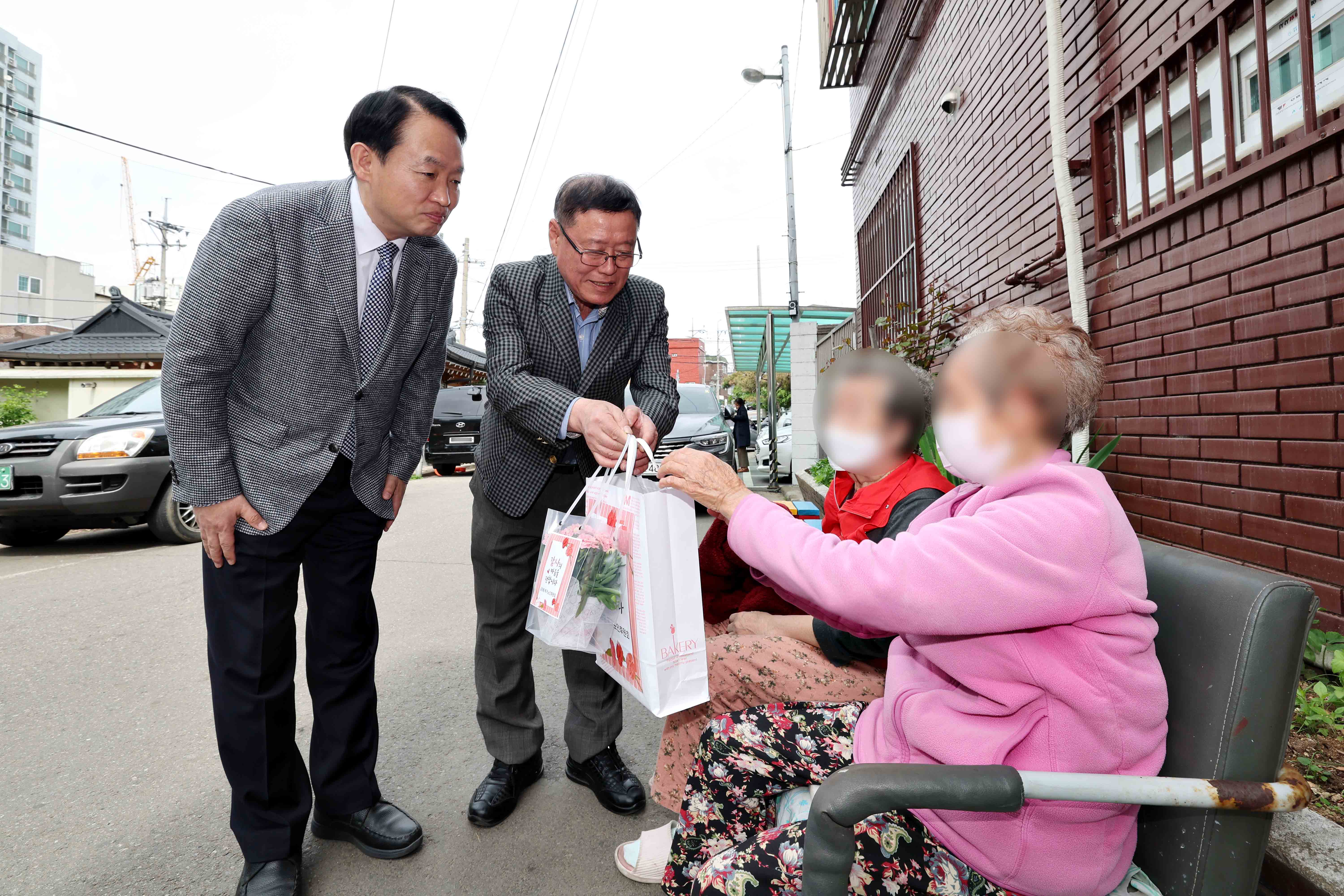 20230502_금창동_독거노인_후원_행사4.jpg 이미지