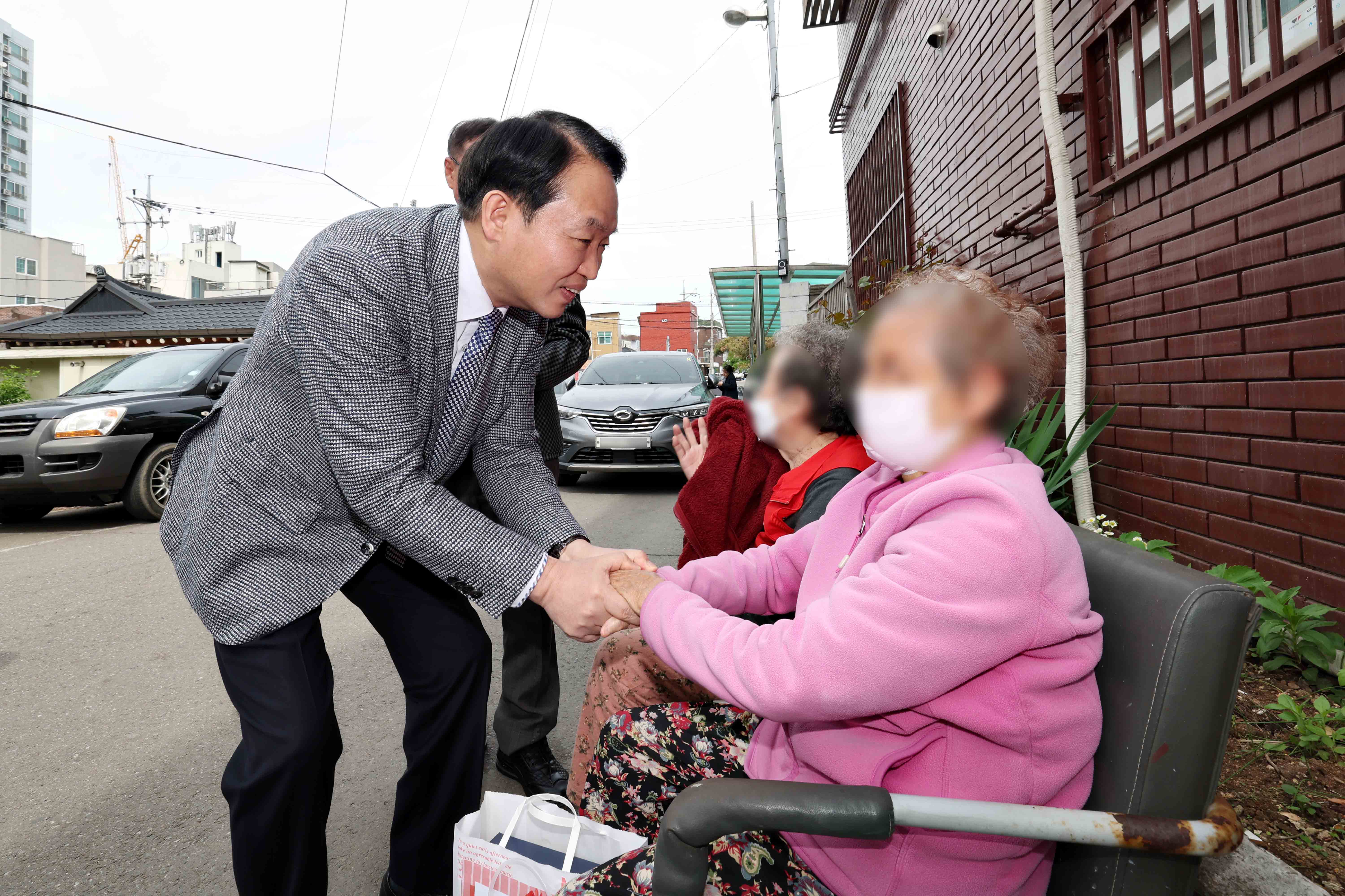 20230502_금창동_독거노인_후원_행사5.jpg 이미지
