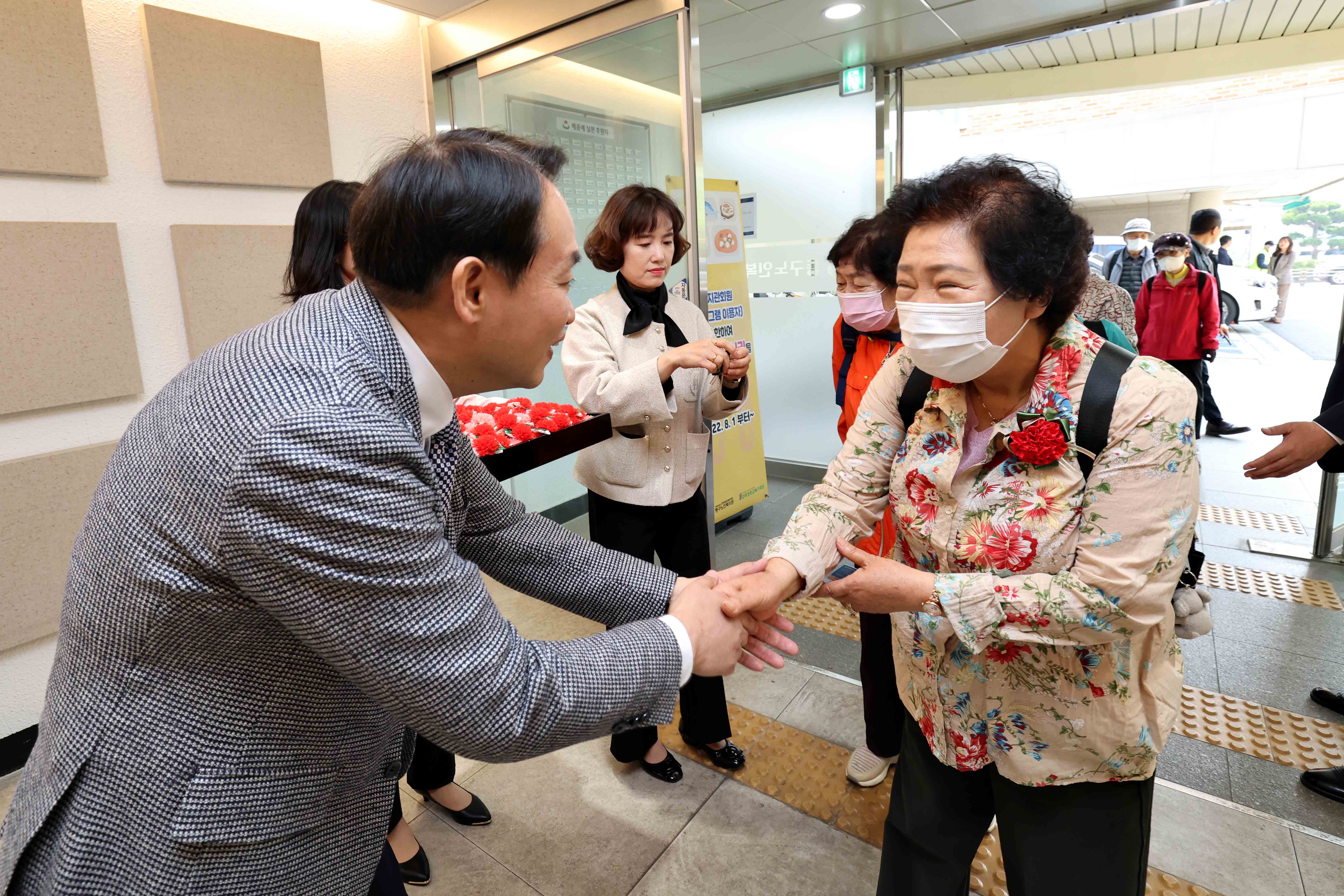 20230508_어버이날_기념_노인복지관_카네이션_달아드리기3.jpg 이미지