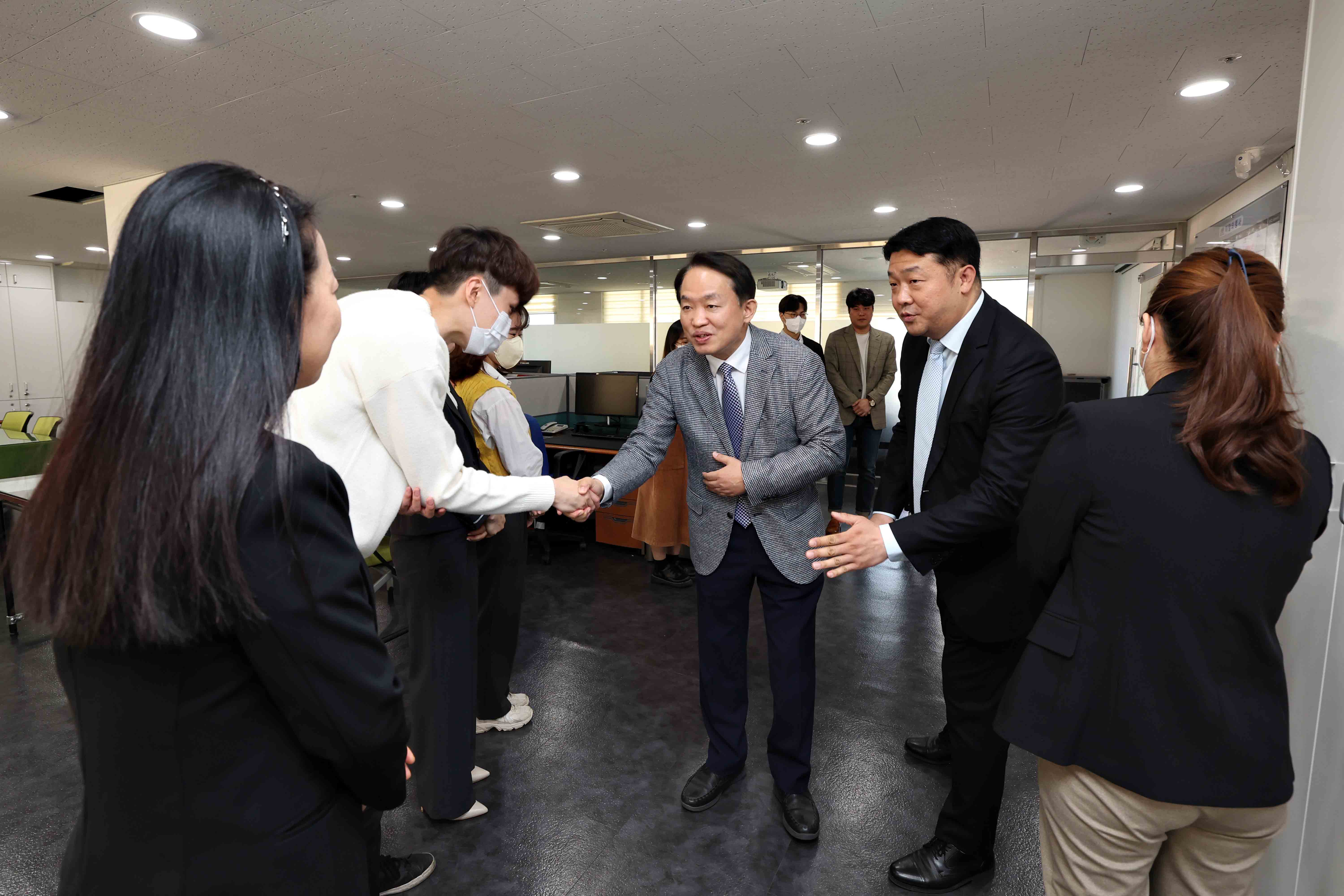 20230508_어버이날_기념_노인복지관_카네이션_달아드리기6.jpg 이미지