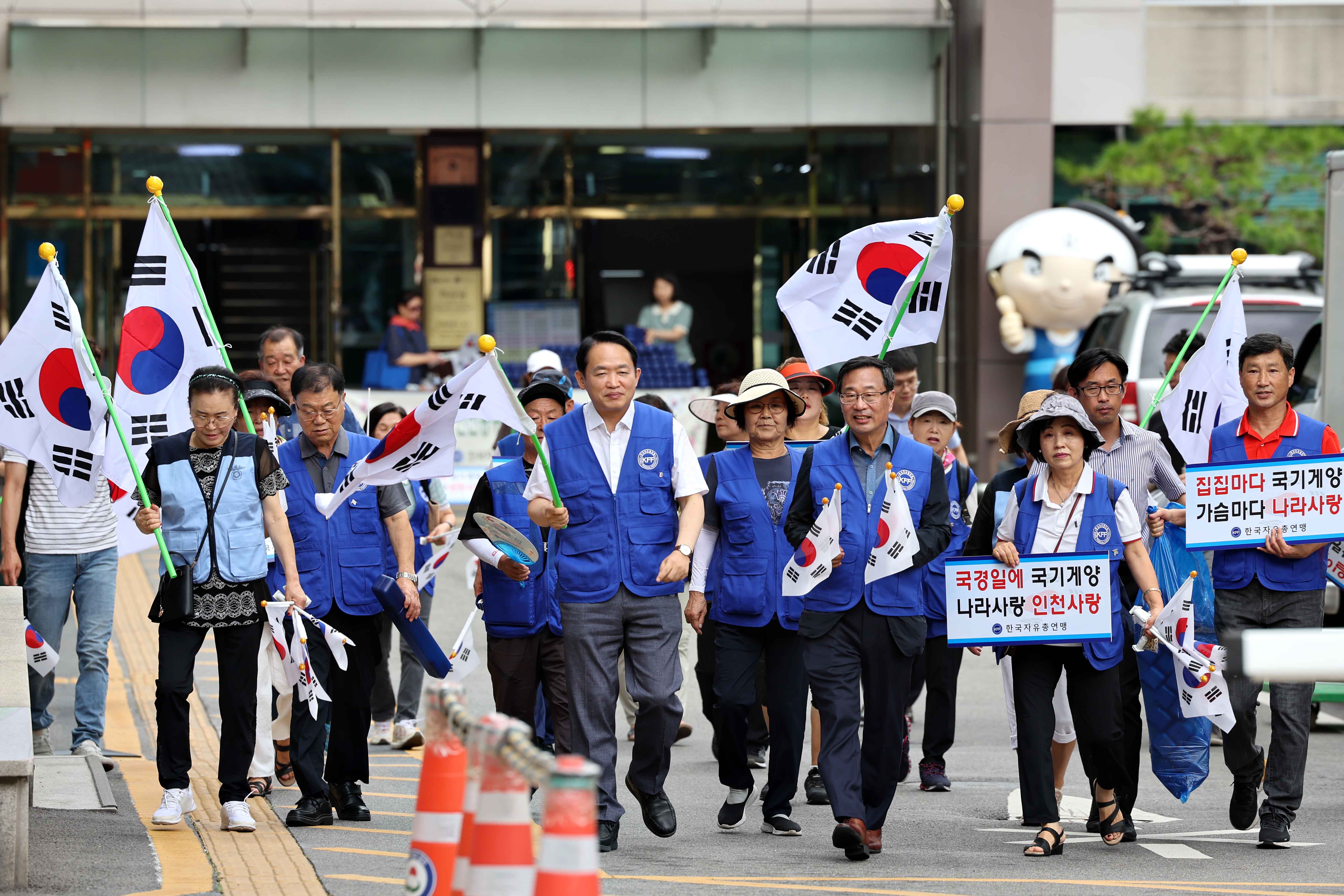 20230807_한국자유총연맹_동구지회_나라사랑_태극기_달기_캠페인13.jpg 이미지