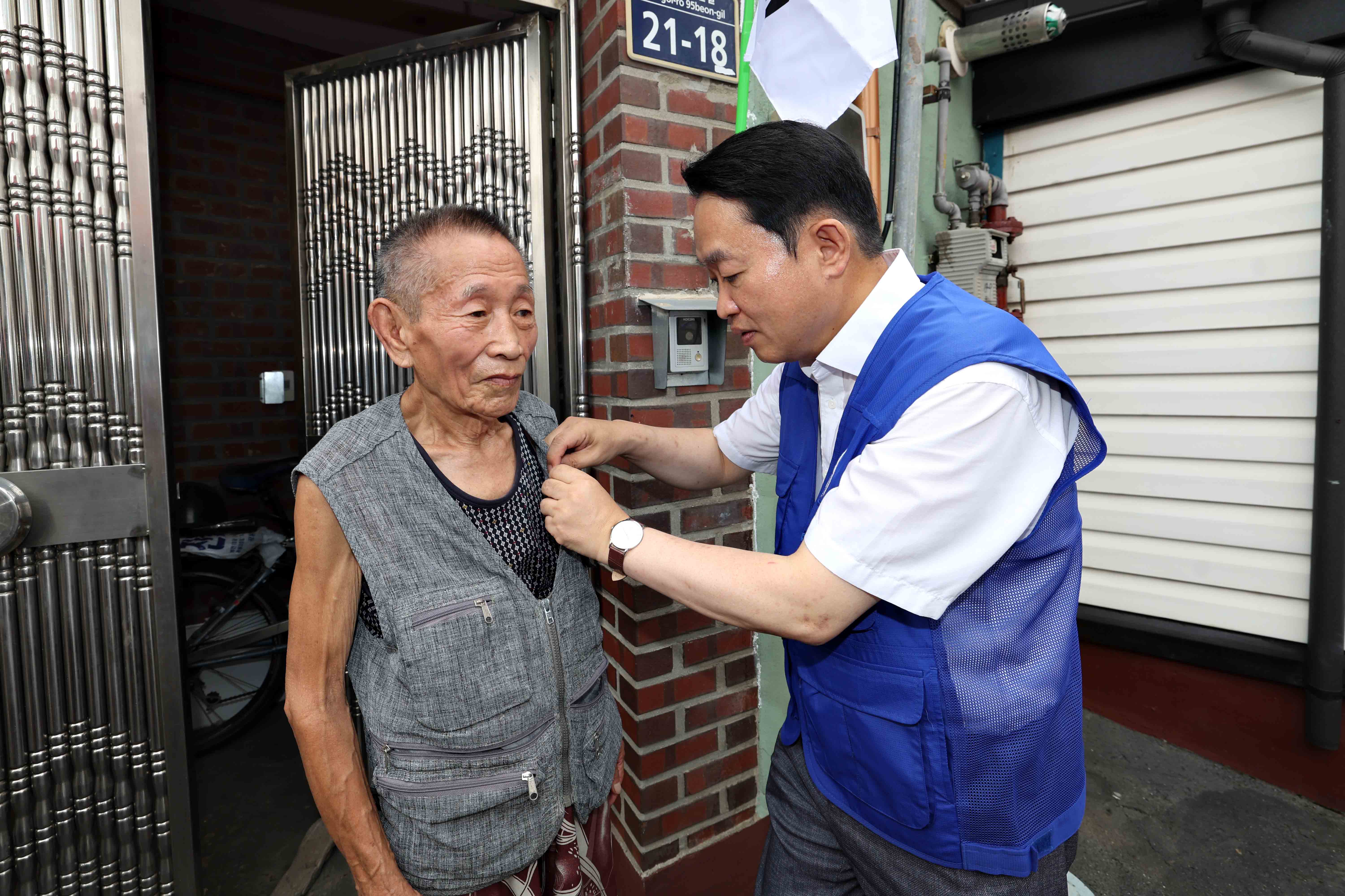 20230807_한국자유총연맹_동구지회_나라사랑_태극기_달기_캠페인6.jpg 이미지