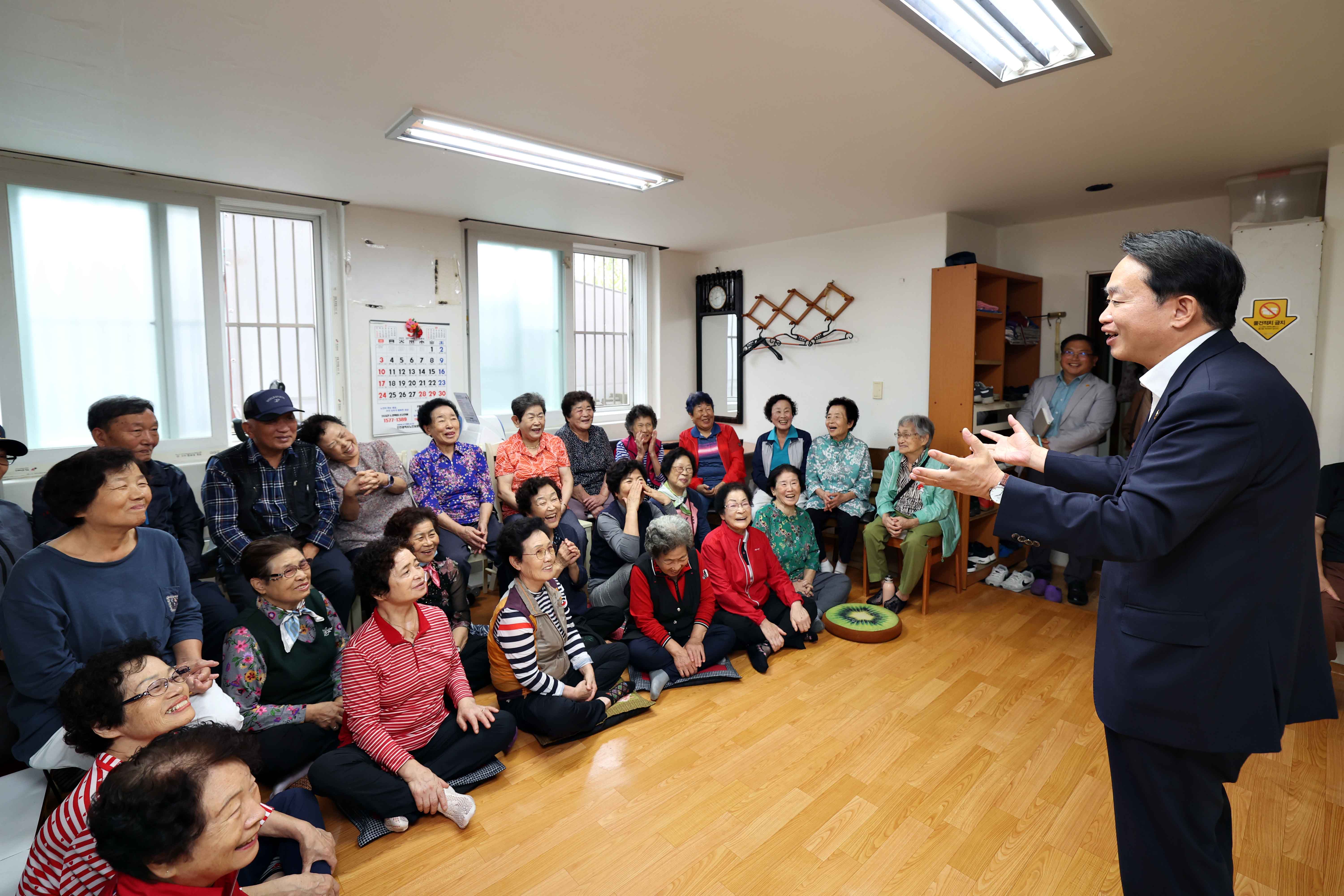 20230925_추석맞이_경로당_방문2.jpg 이미지