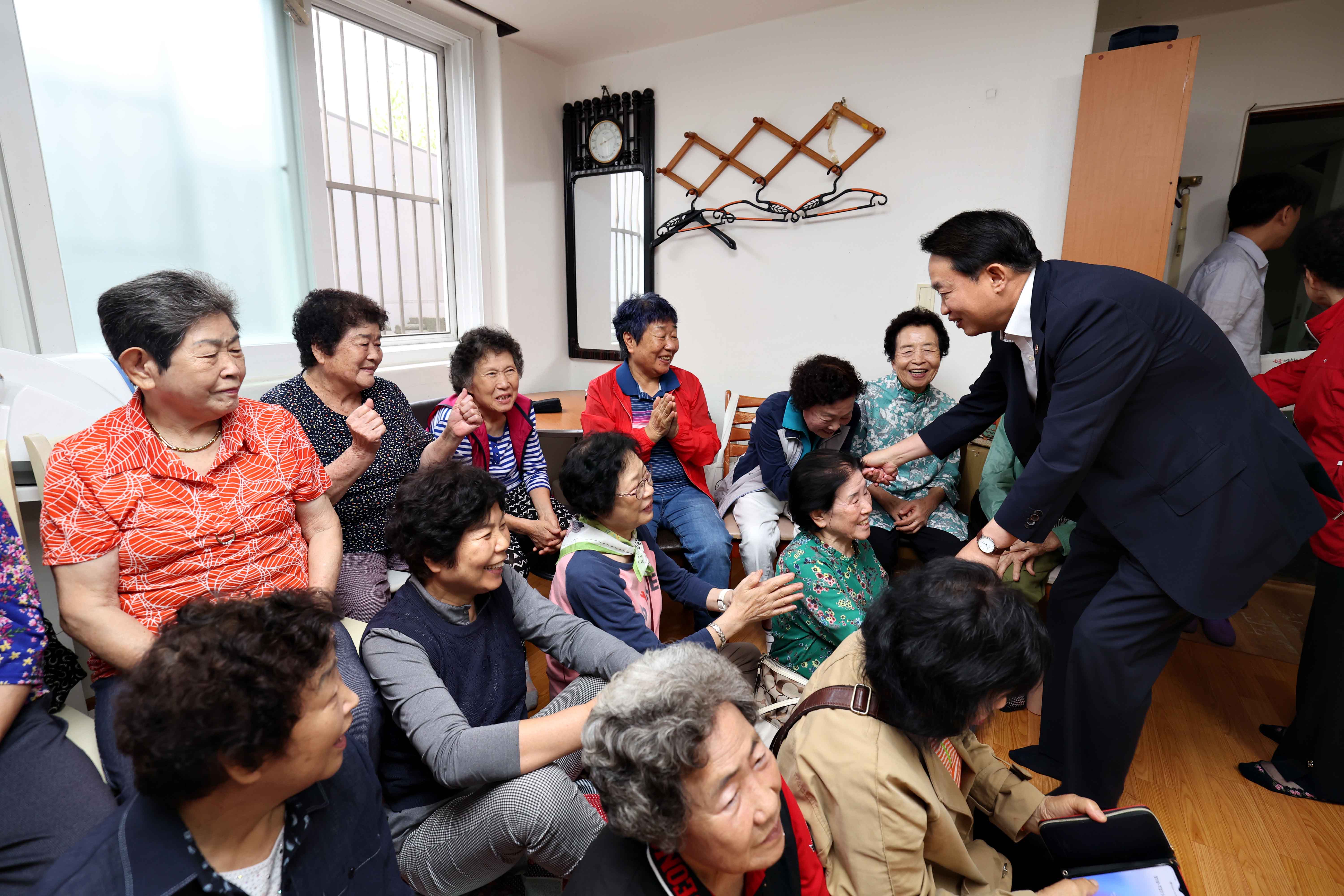 20230925_추석맞이_경로당_방문4.jpg 이미지