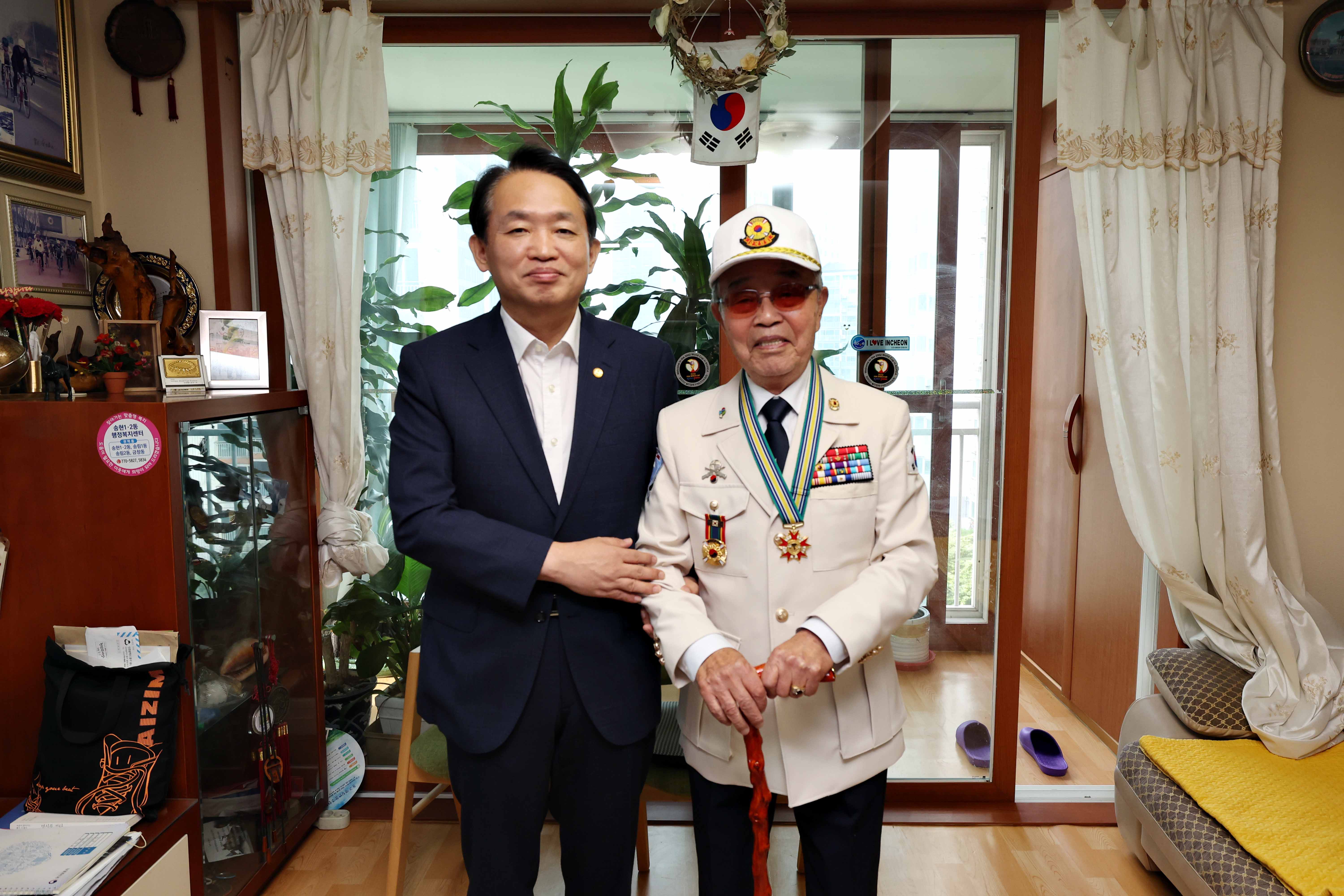 20231004_장수지팡이_청려장_전달2.jpg 이미지