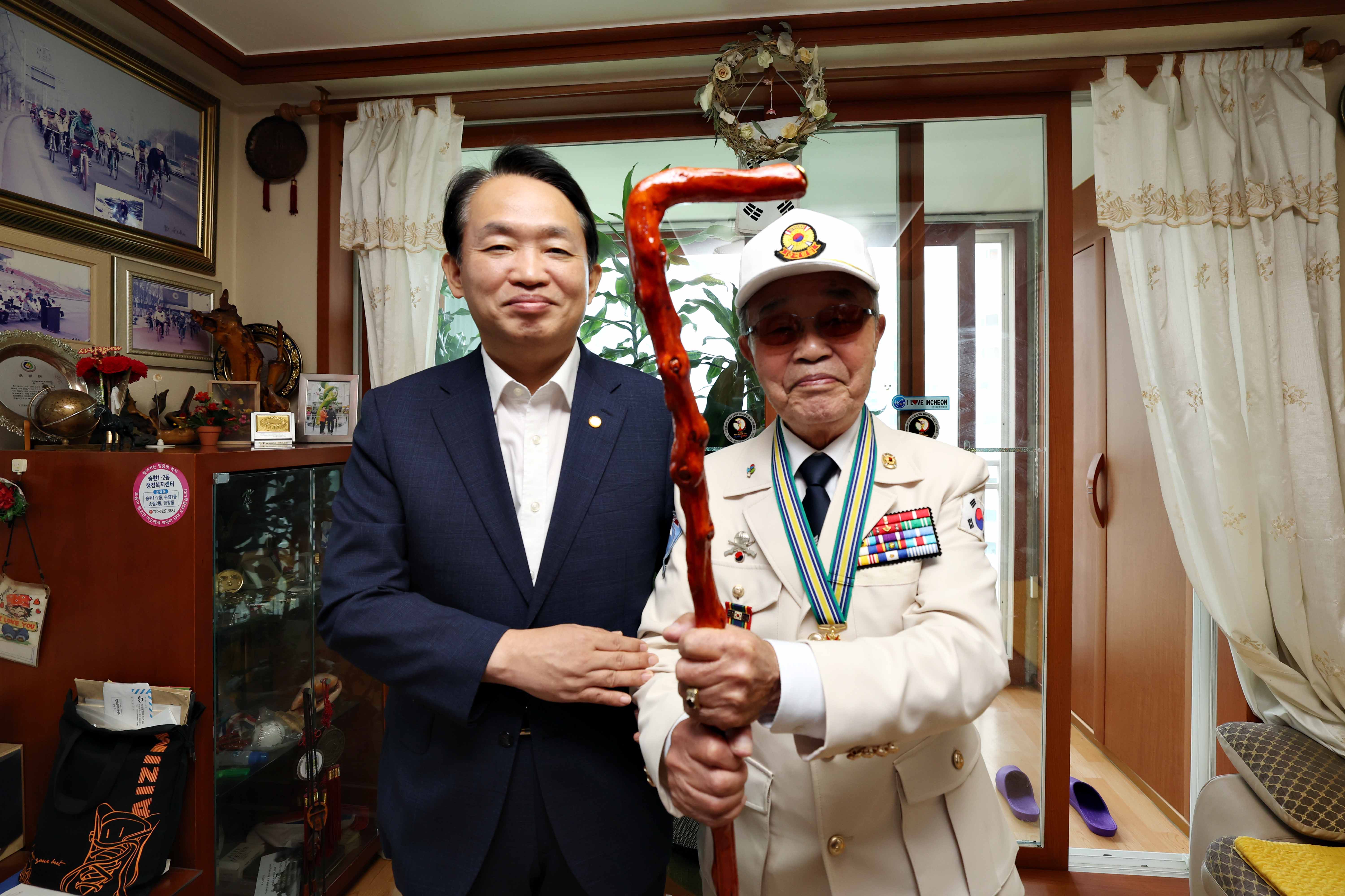 20231004_장수지팡이_청려장_전달3.jpg 이미지
