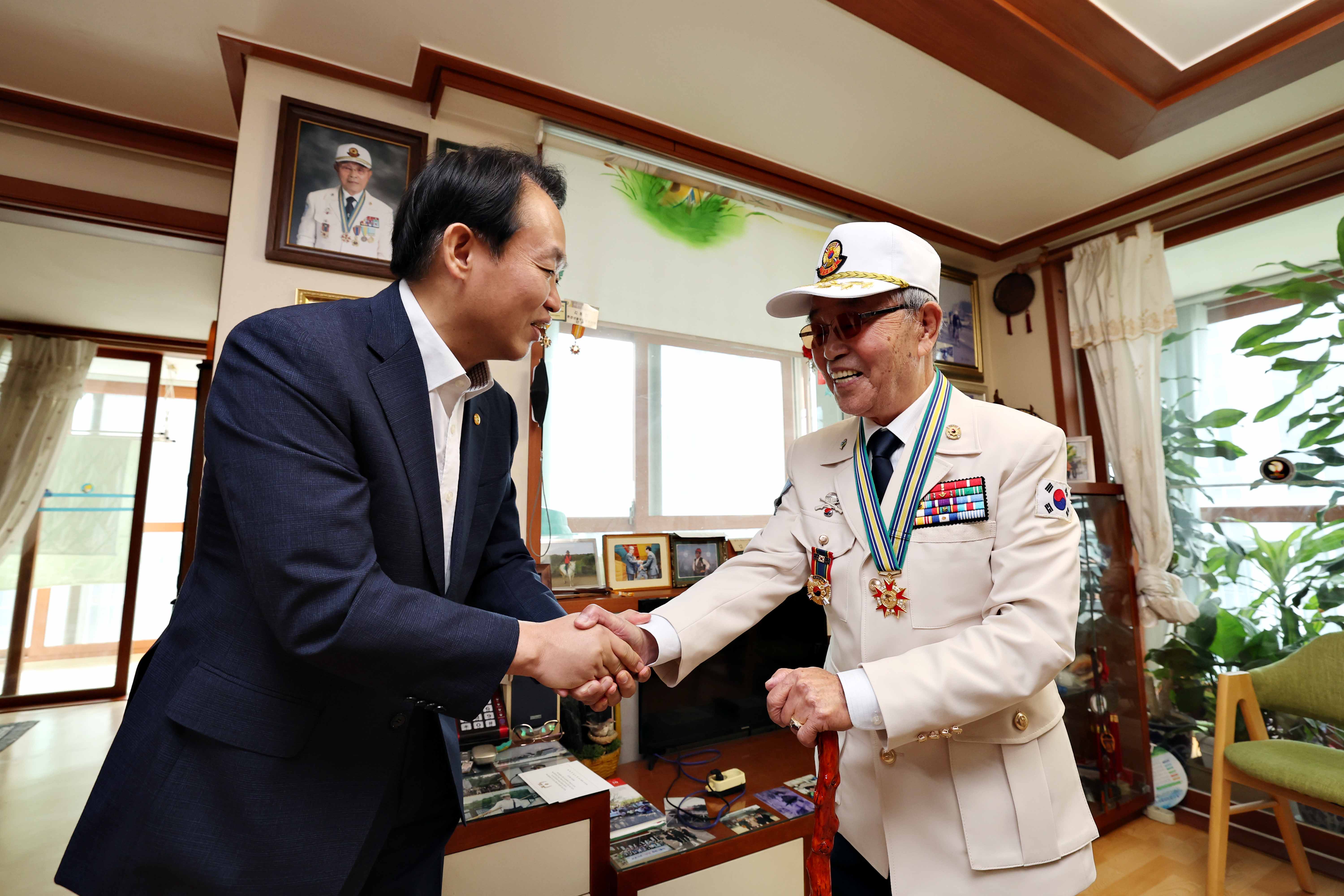 20231004_장수지팡이_청려장_전달4.jpg 이미지