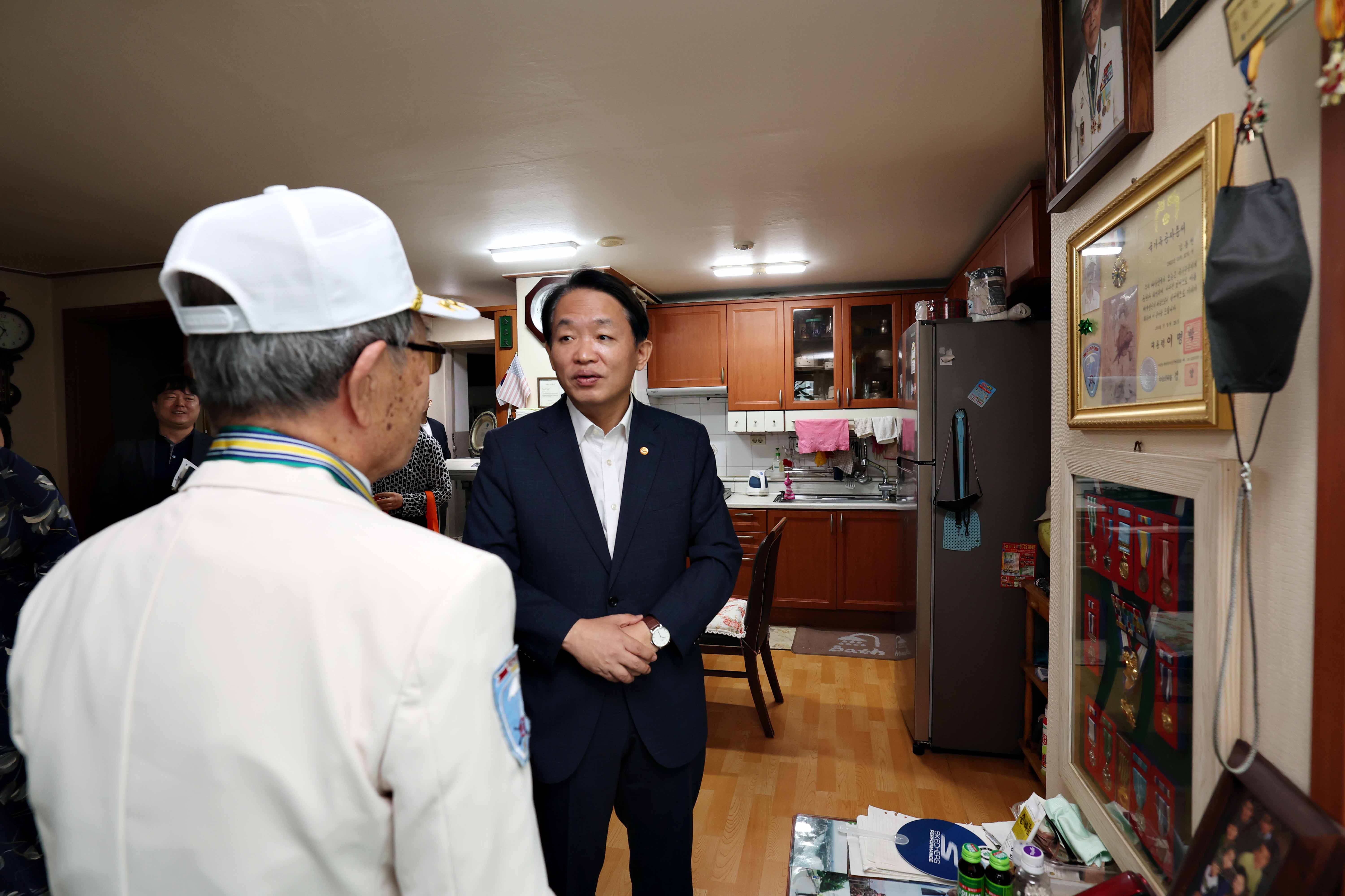 20231004_장수지팡이_청려장_전달5.jpg 이미지