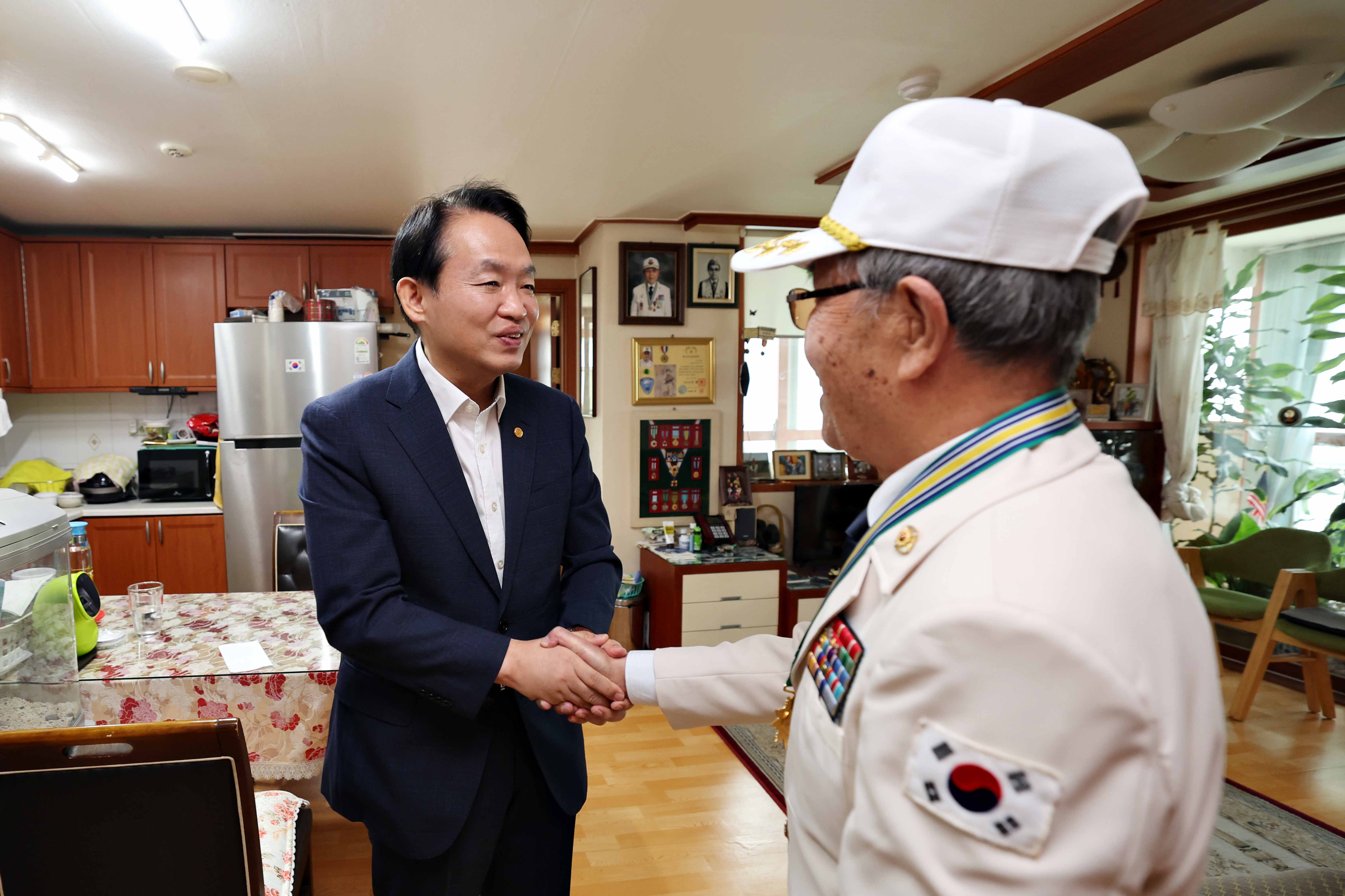 20231004_장수지팡이_청려장_전달6.jpg 이미지