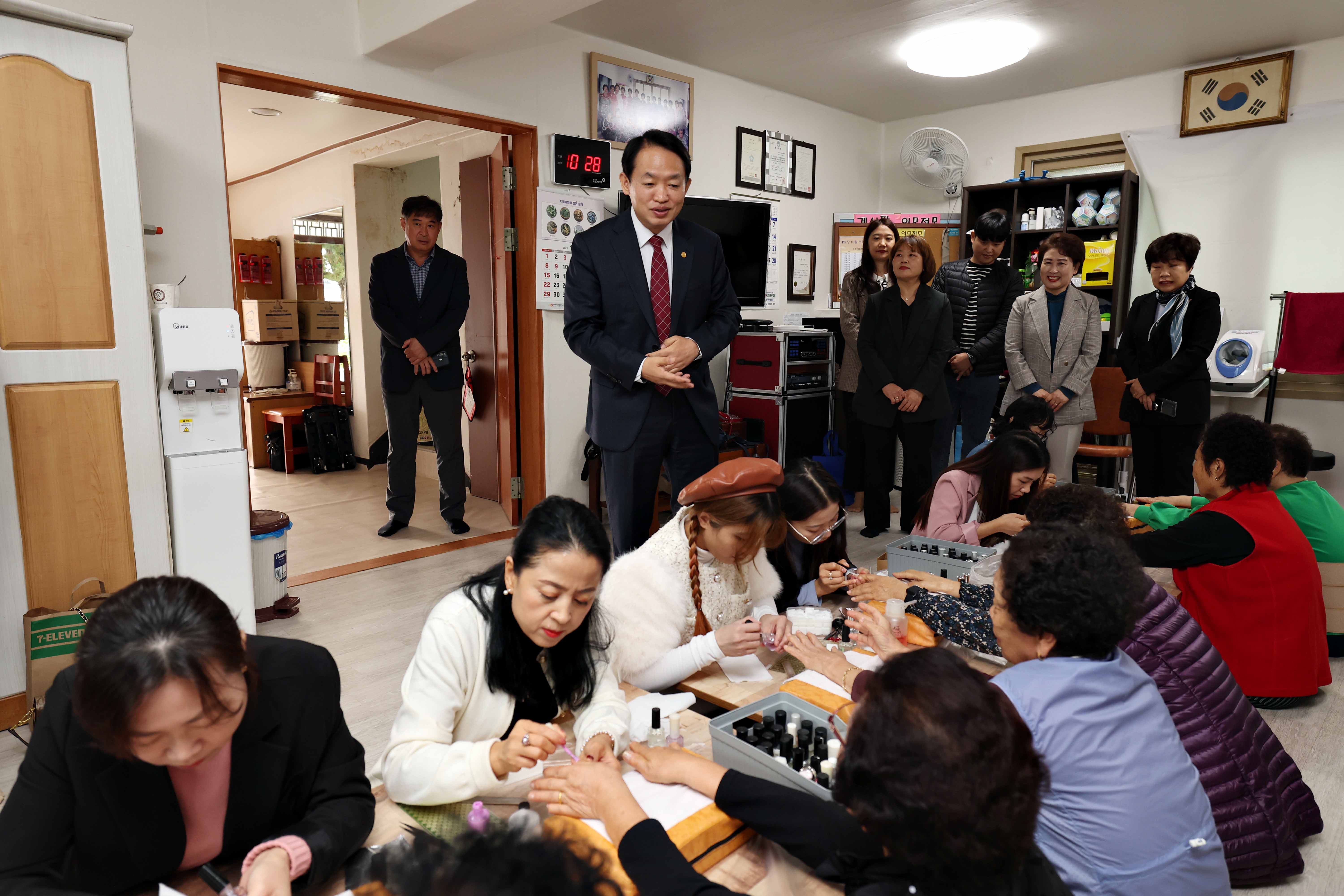 20231031_인천동구가족센터_경로당_네일아트_봉사활동4.jpg 이미지
