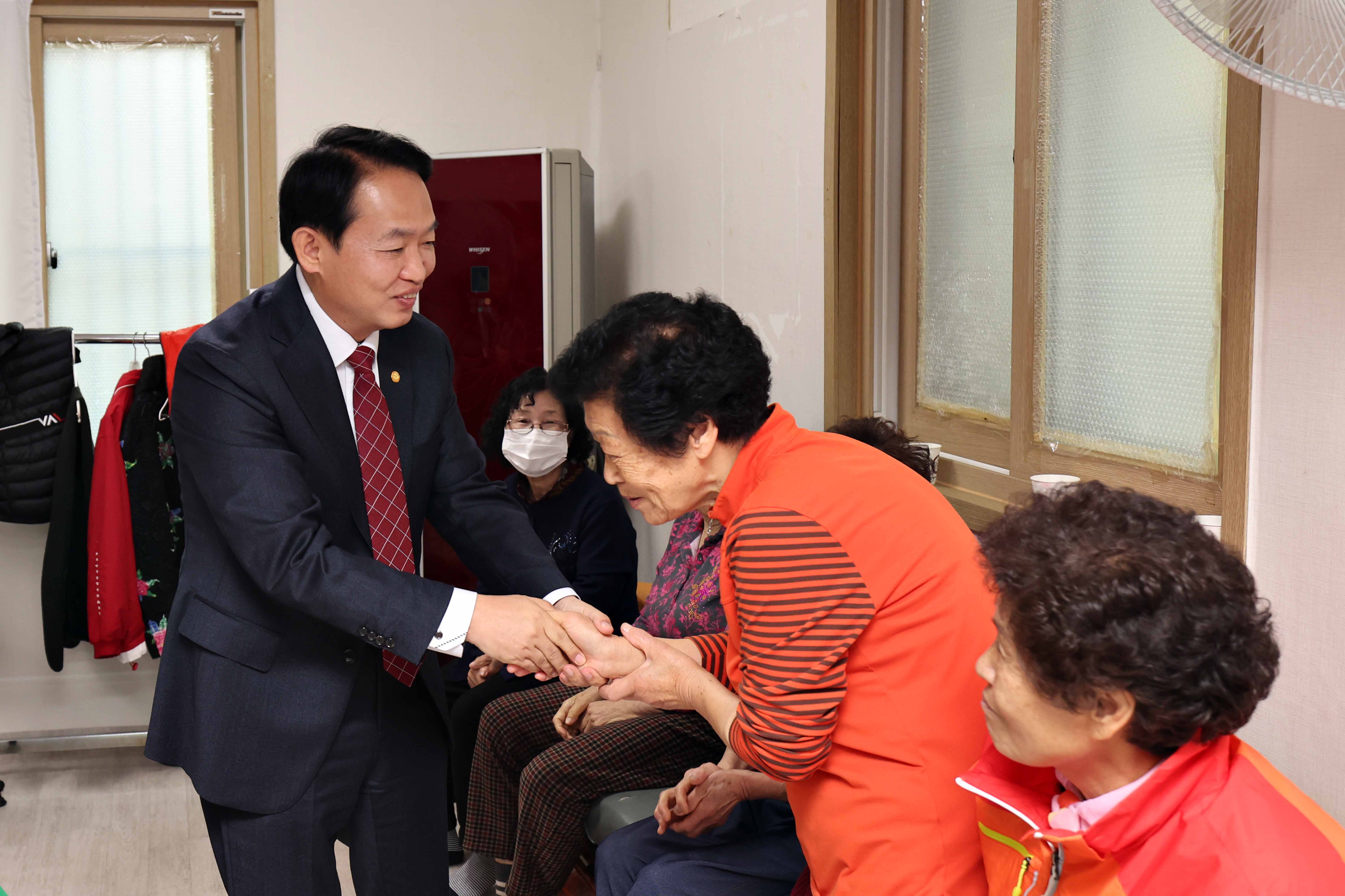 20231031_인천동구가족센터_경로당_네일아트_봉사활동5.jpg 이미지