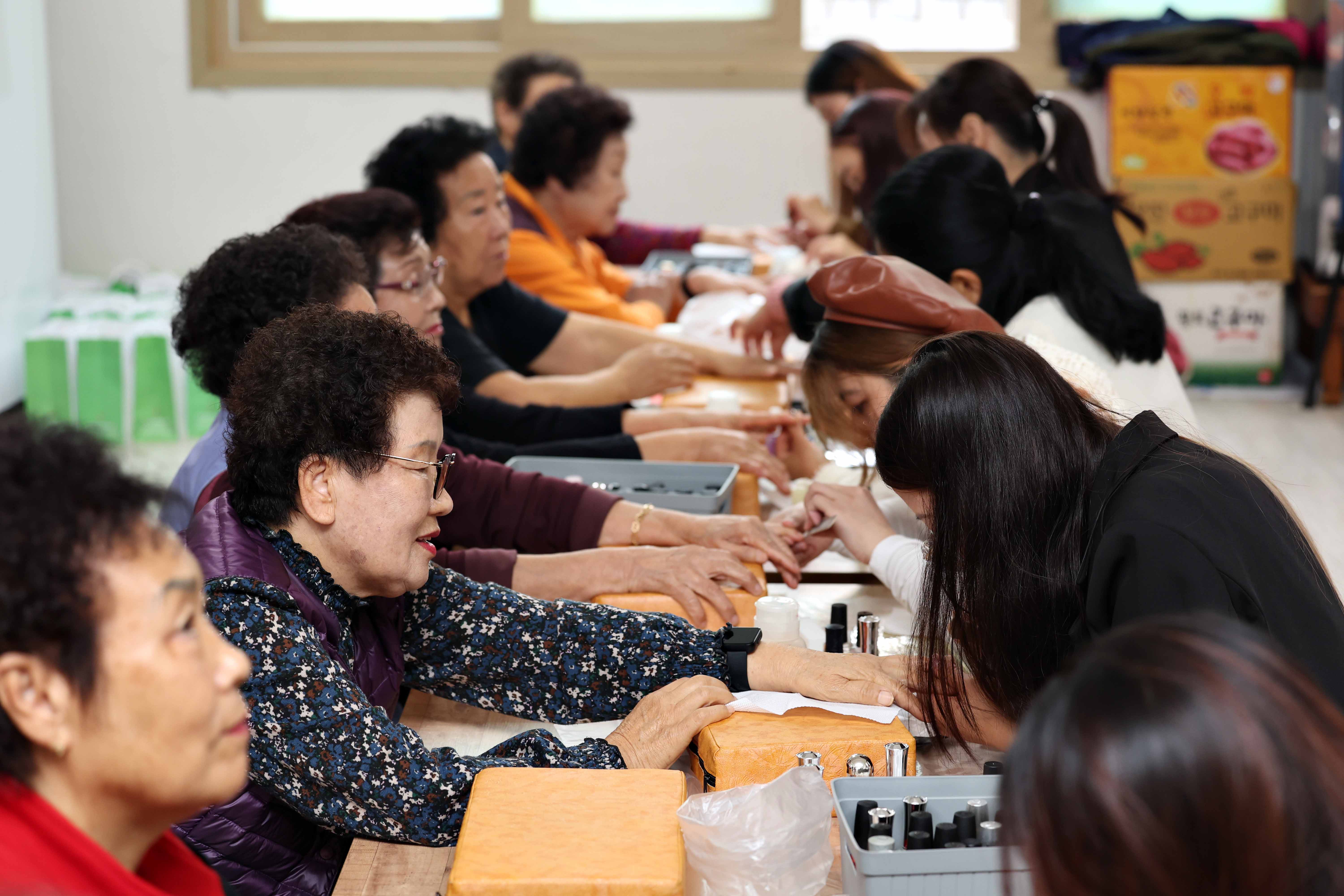 20231031_인천동구가족센터_경로당_네일아트_봉사활동6.jpg 이미지