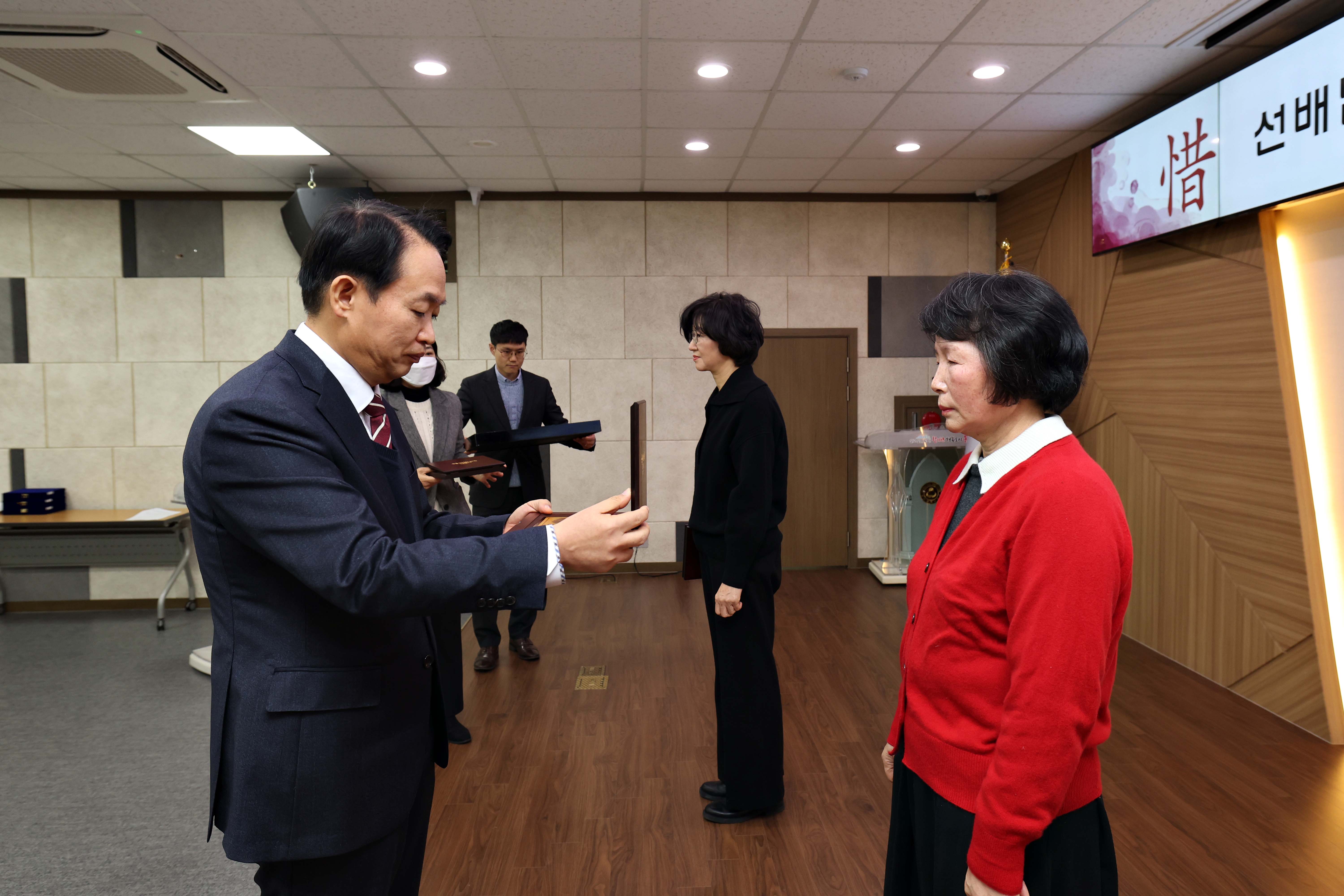 20231218_공무직_근로자_정년_퇴임식8.jpg 이미지