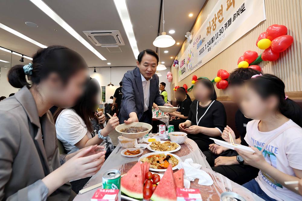 송림2동 자장면 나눔 행사 사진