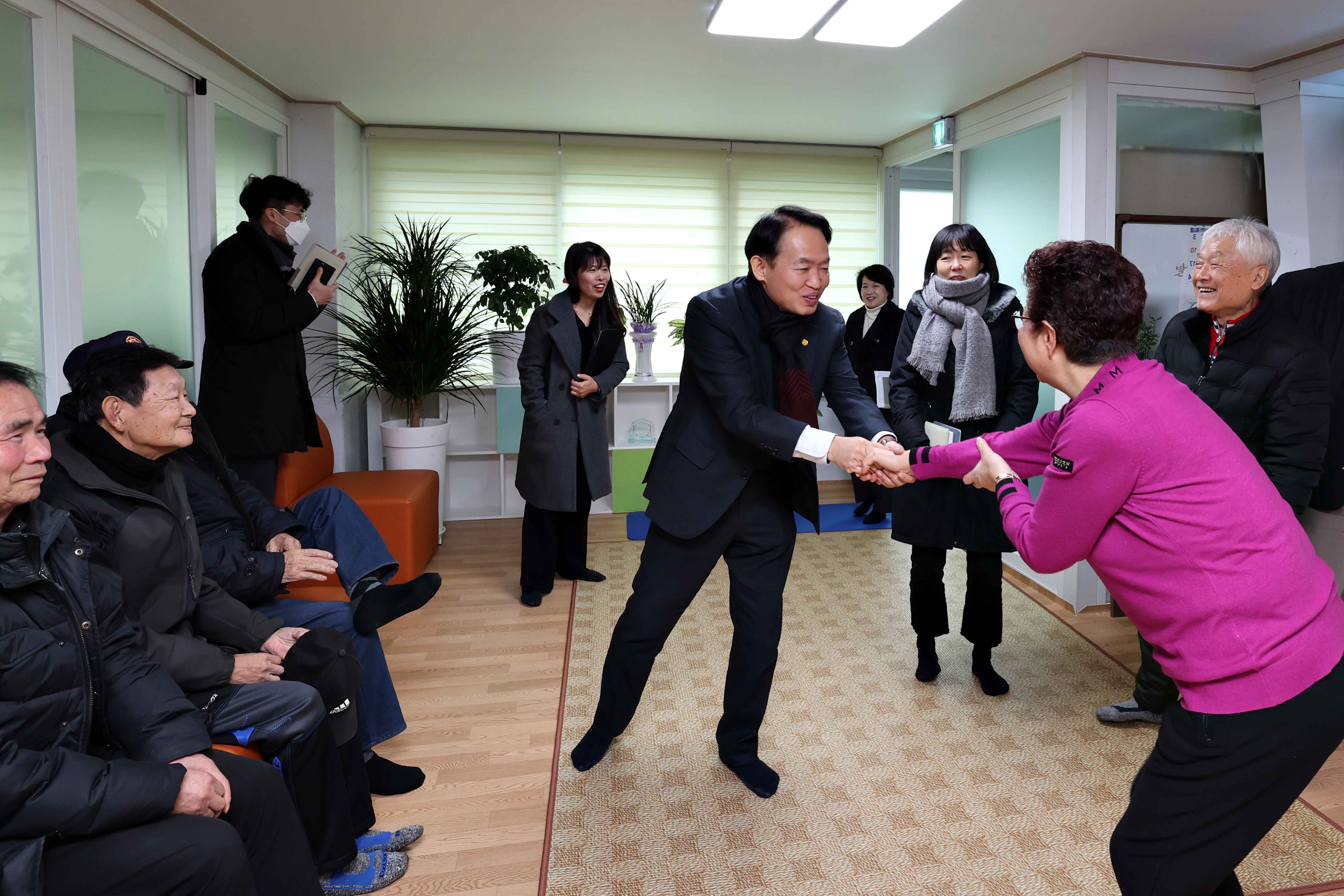20240206_설맞이_경로당_방문7.jpg 이미지