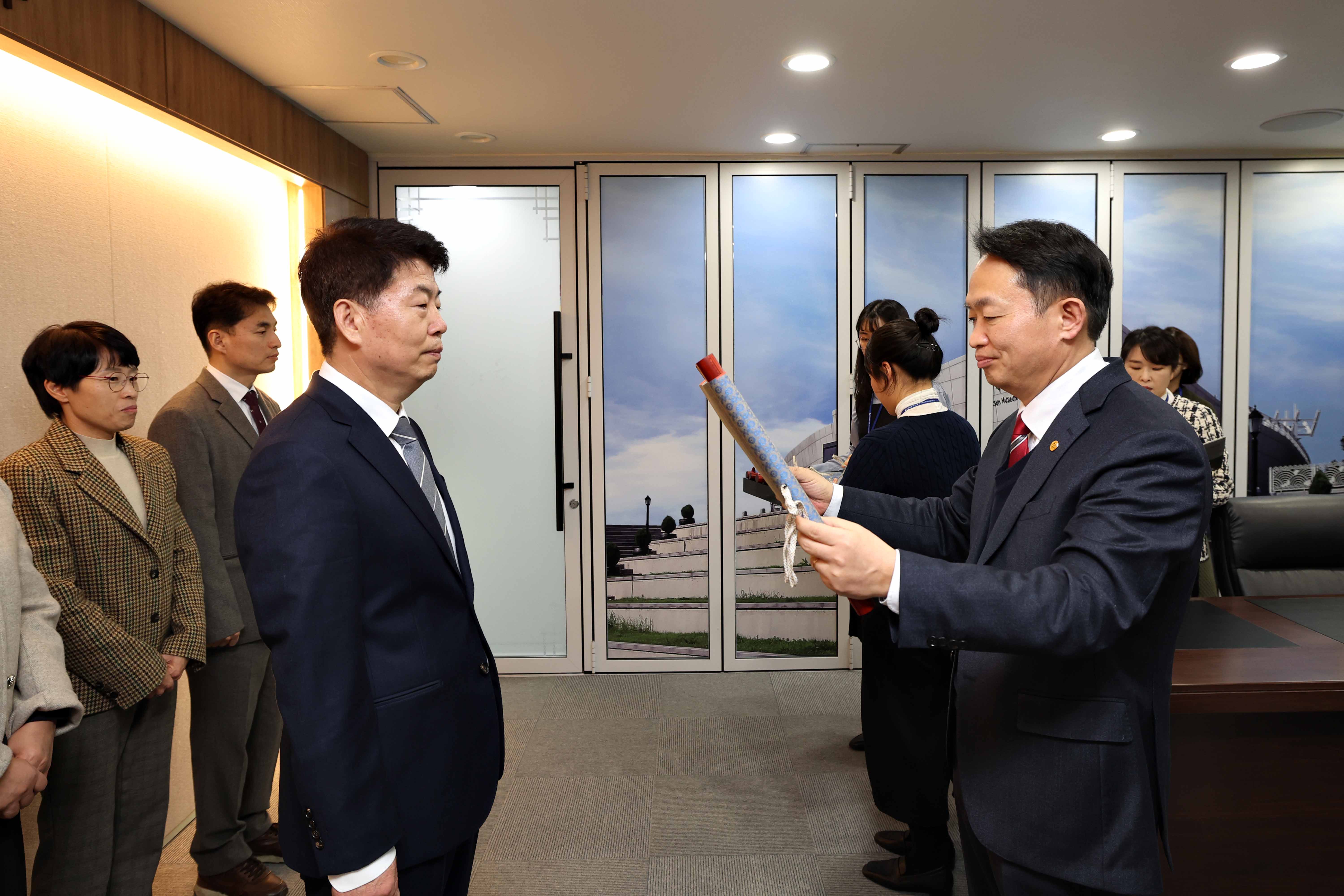 20240216_임용장_수여식2.jpg 이미지