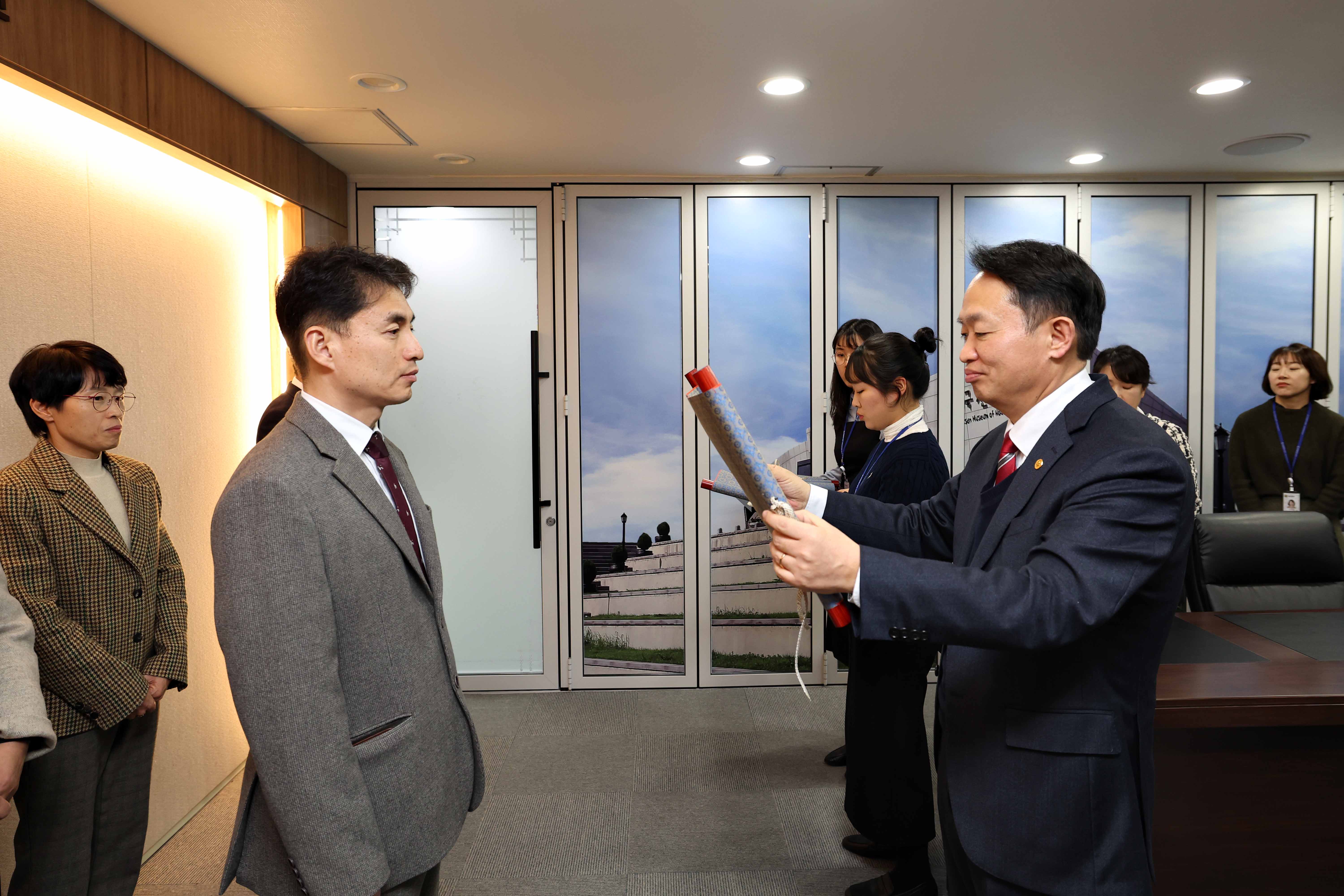 20240216_임용장_수여식3.jpg 이미지