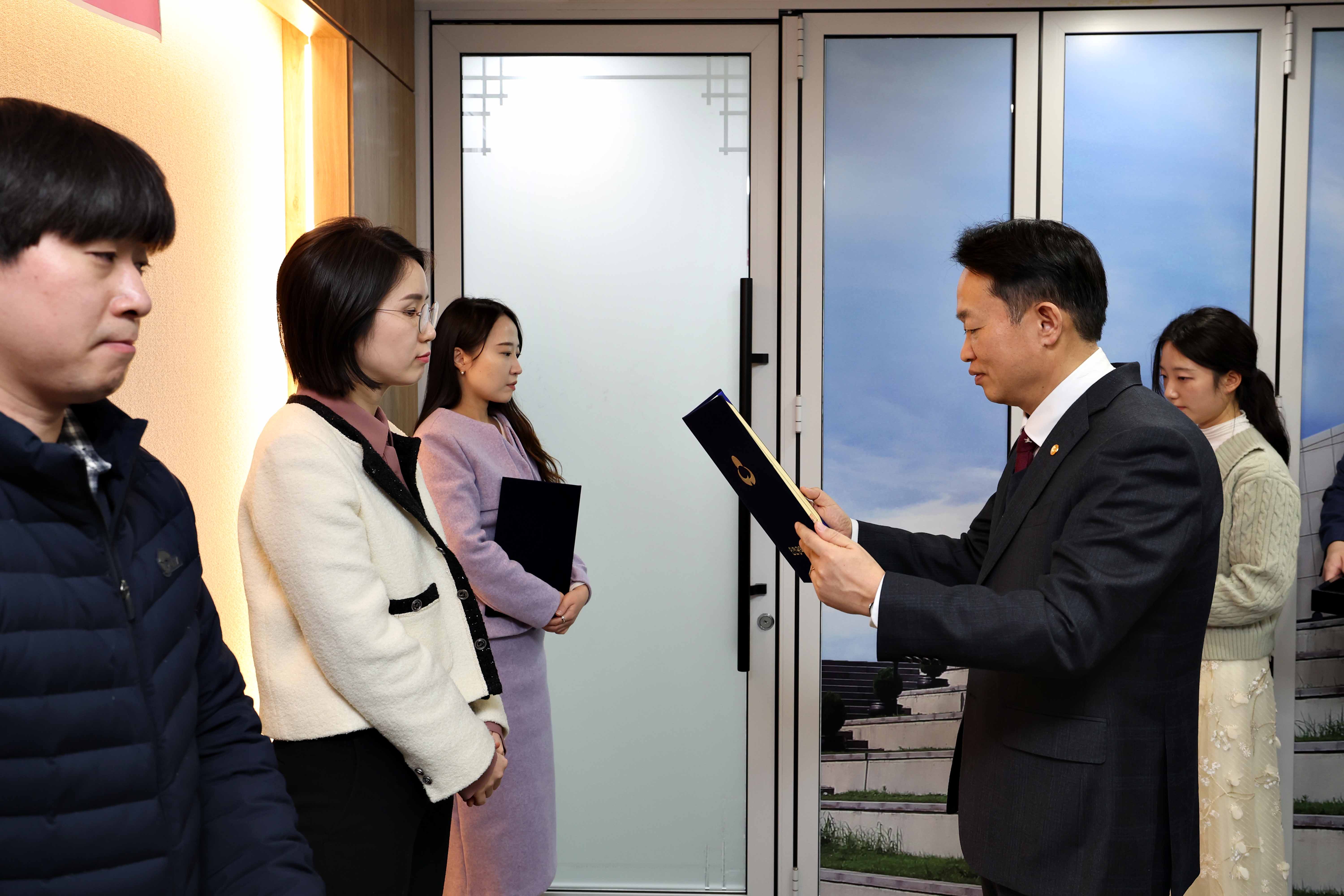 20240220_지방세심의위원회_위원_위촉식3.jpg 이미지