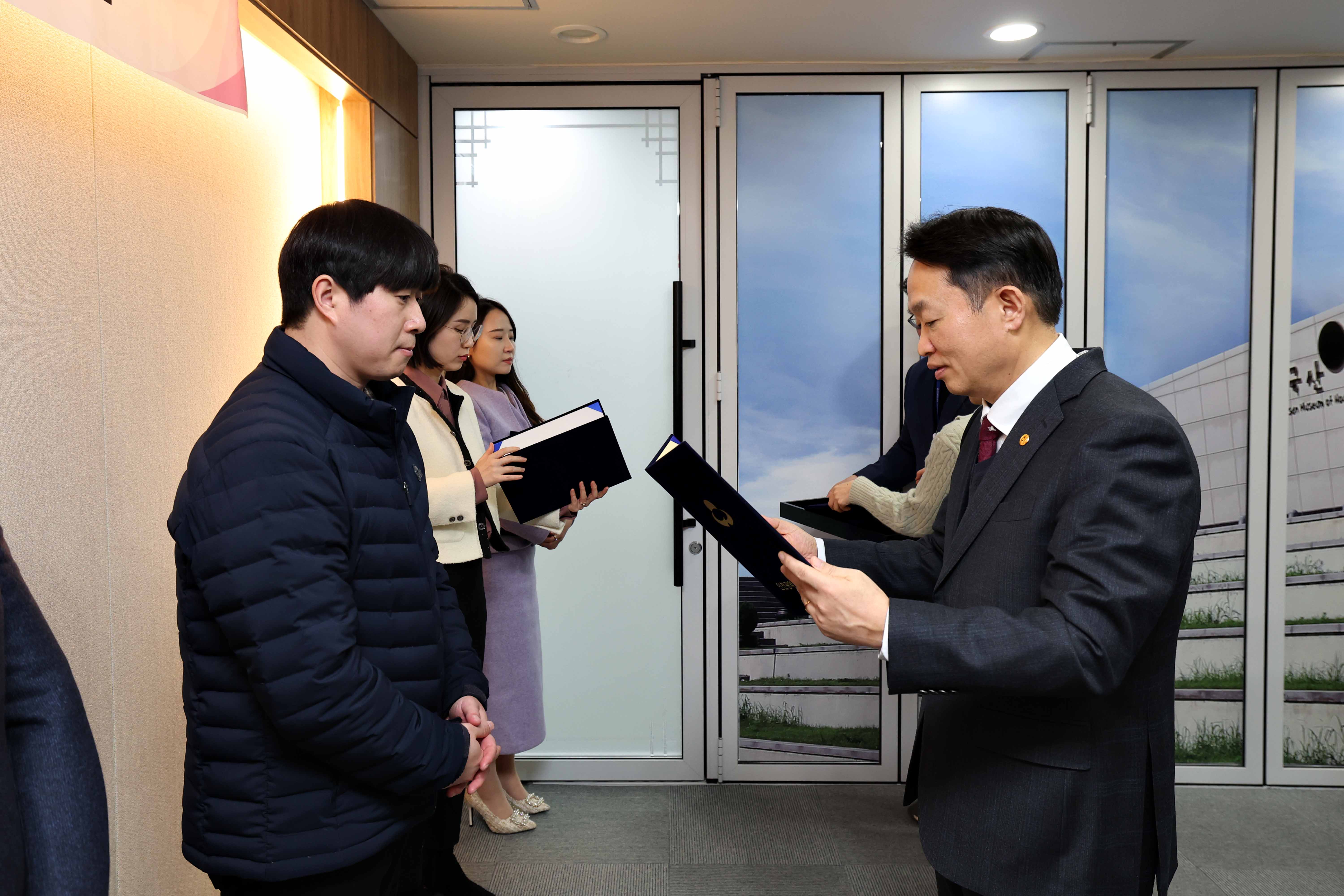 20240220_지방세심의위원회_위원_위촉식4.jpg 이미지