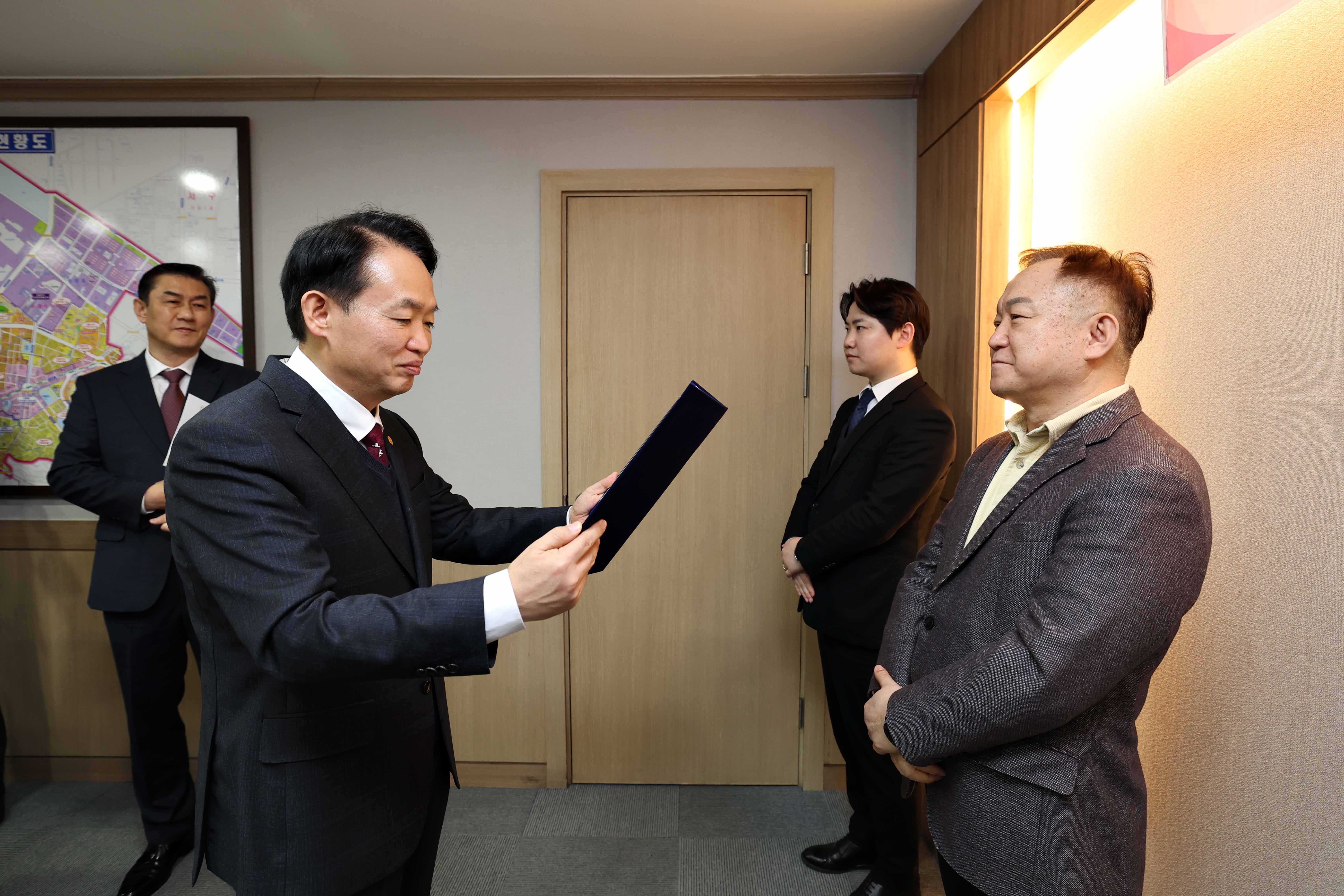 20240220_지방세심의위원회_위원_위촉식8.jpg 이미지