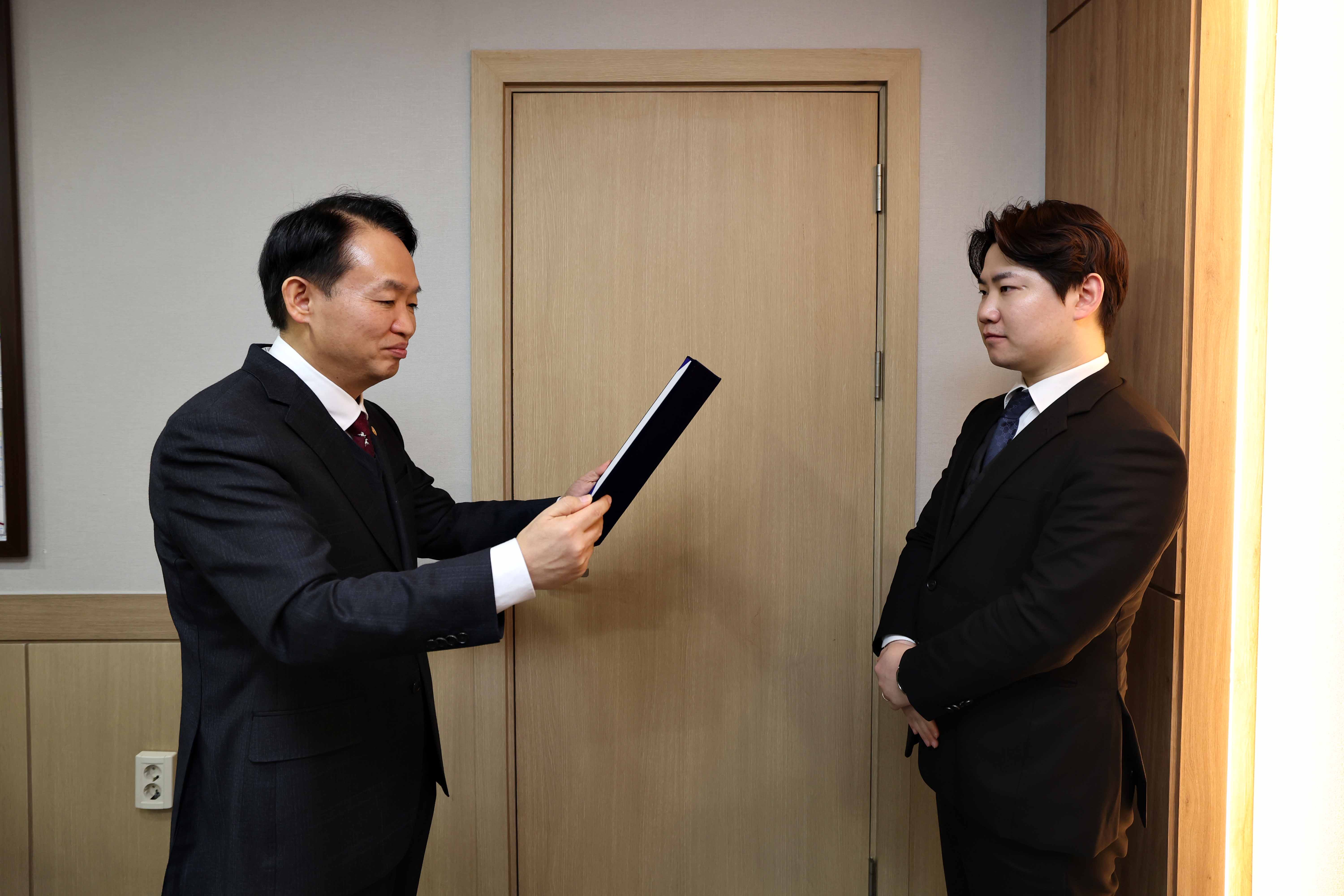 20240220_지방세심의위원회_위원_위촉식9.jpg 이미지