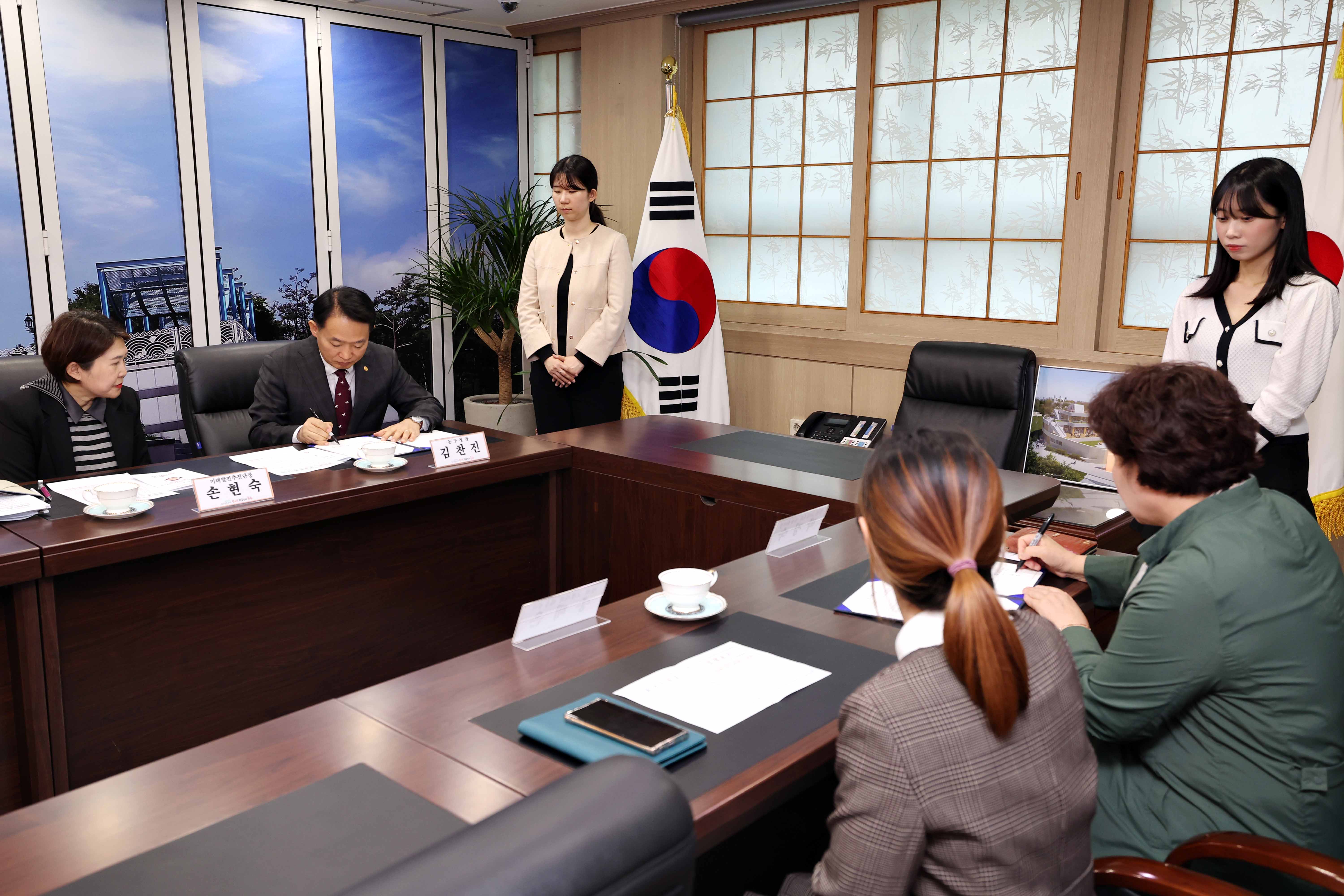 20240415_중장년층의_인생재설계_지원을_위한_업무협약3.jpg 이미지