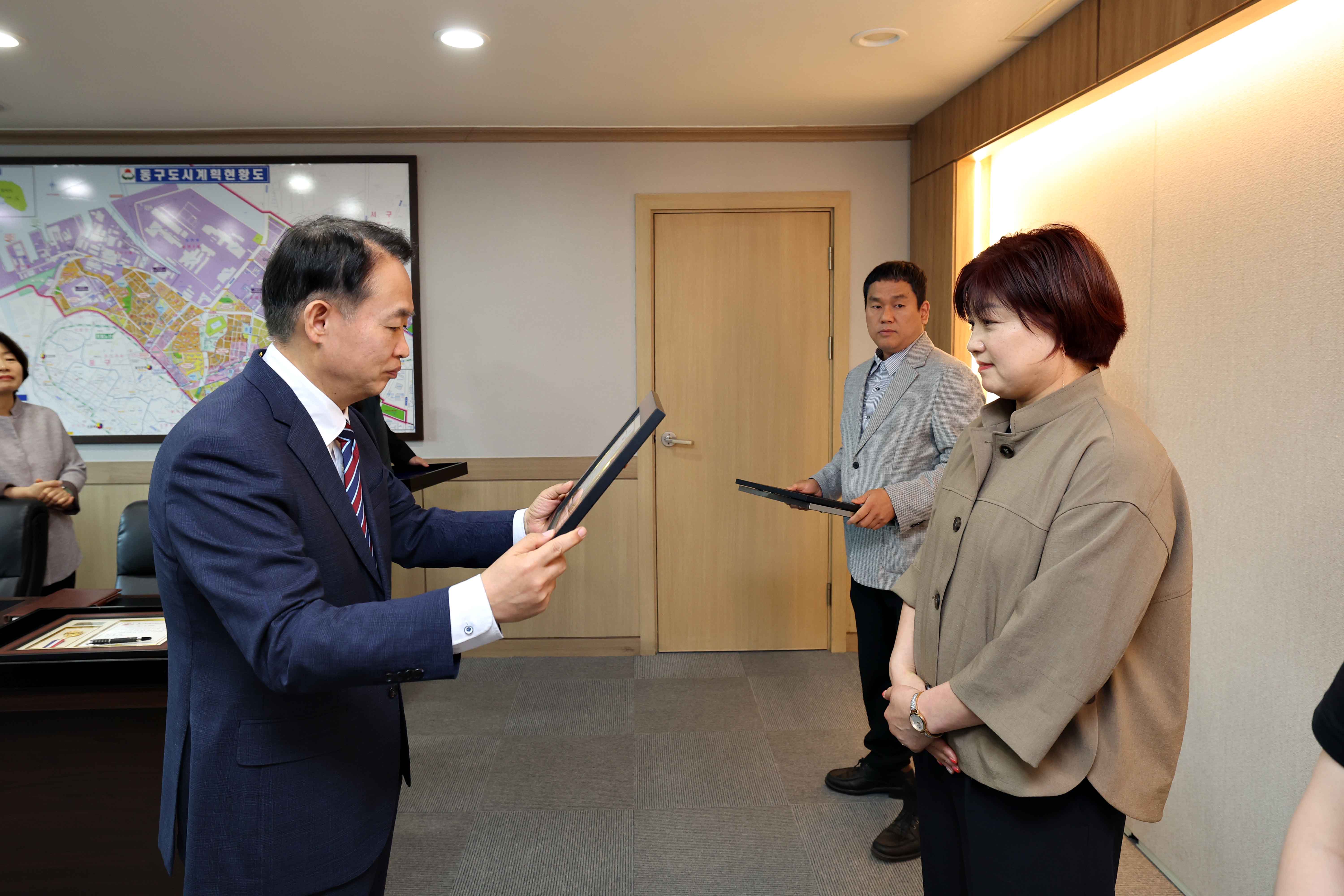 20240429_모범기업_및_모범근로자_표창4.jpg 이미지