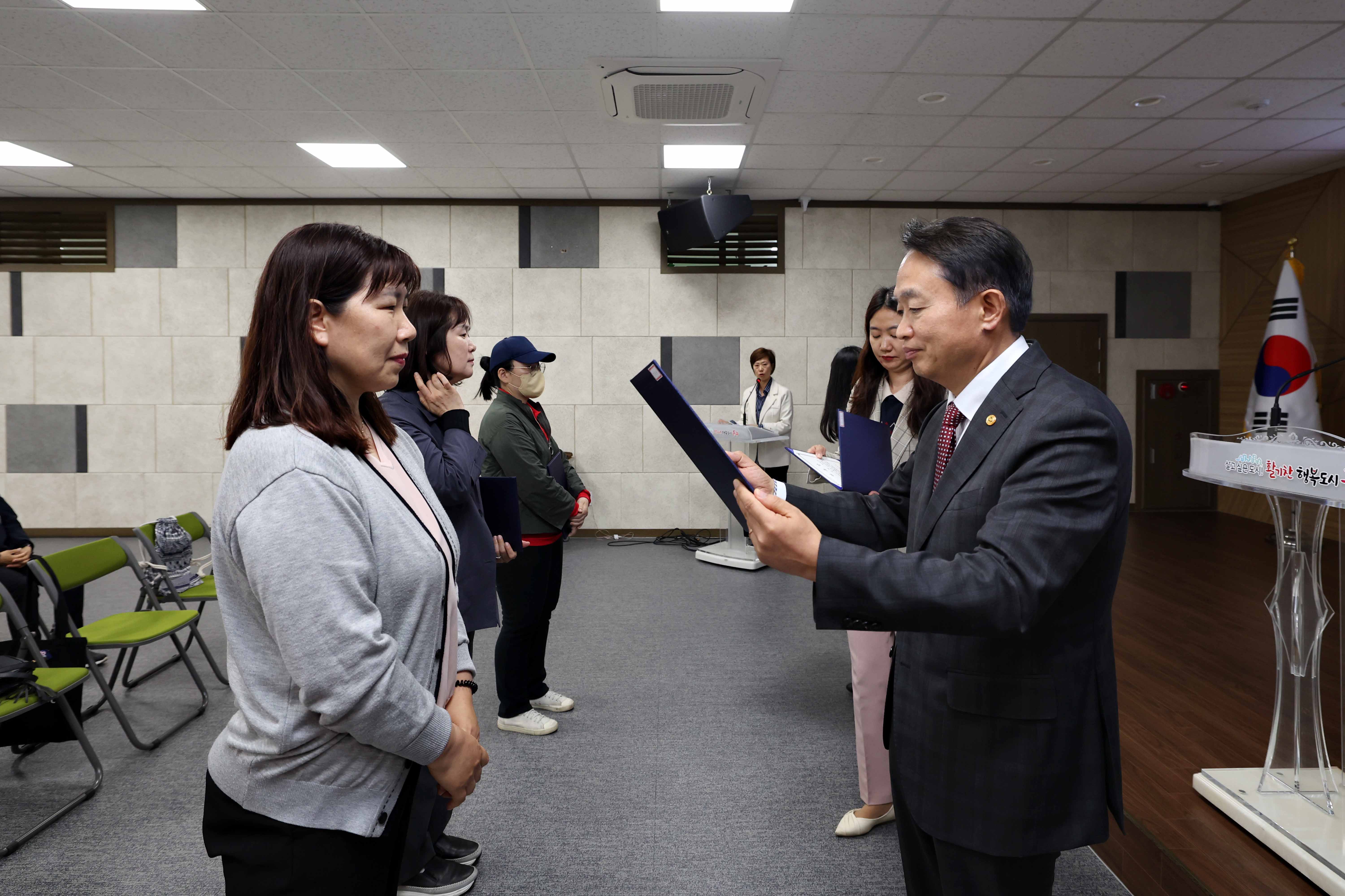 20240516_제3기_여성친화도시_시민참여단_위촉장_수여_및_폭력예방_캠페인6.jpg 이미지