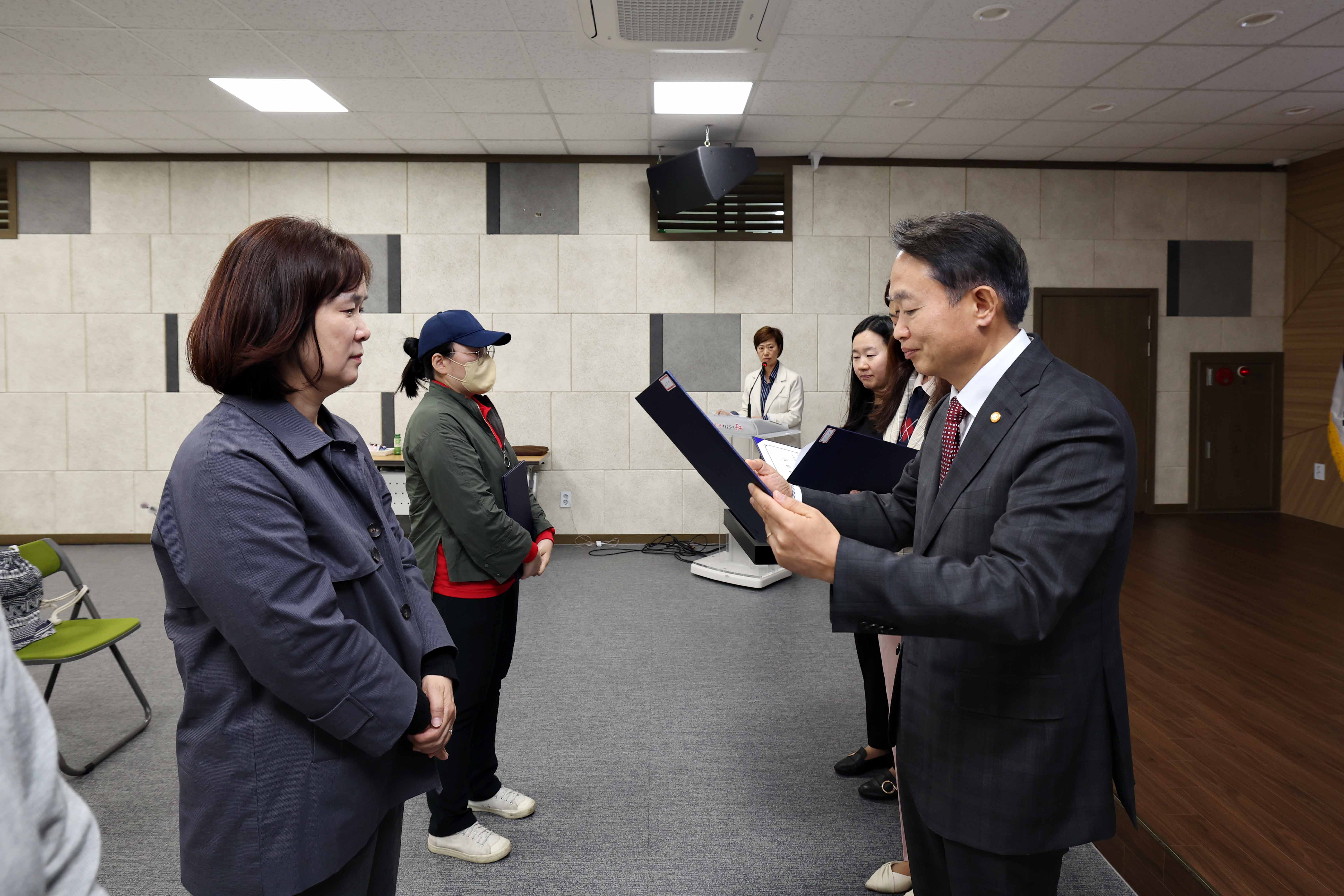 20240516_제3기_여성친화도시_시민참여단_위촉장_수여_및_폭력예방_캠페인7.jpg 이미지
