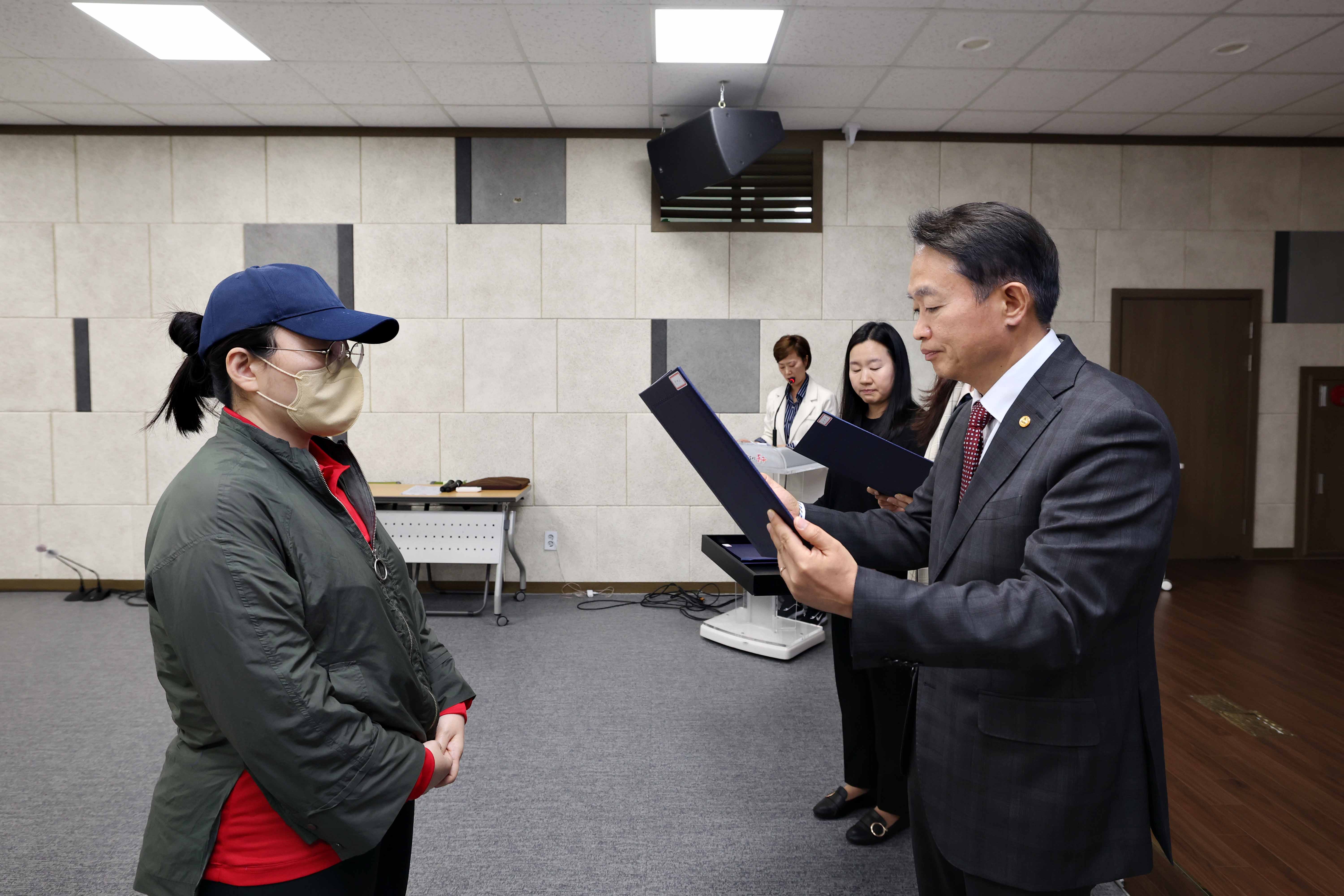 20240516_제3기_여성친화도시_시민참여단_위촉장_수여_및_폭력예방_캠페인8.jpg 이미지