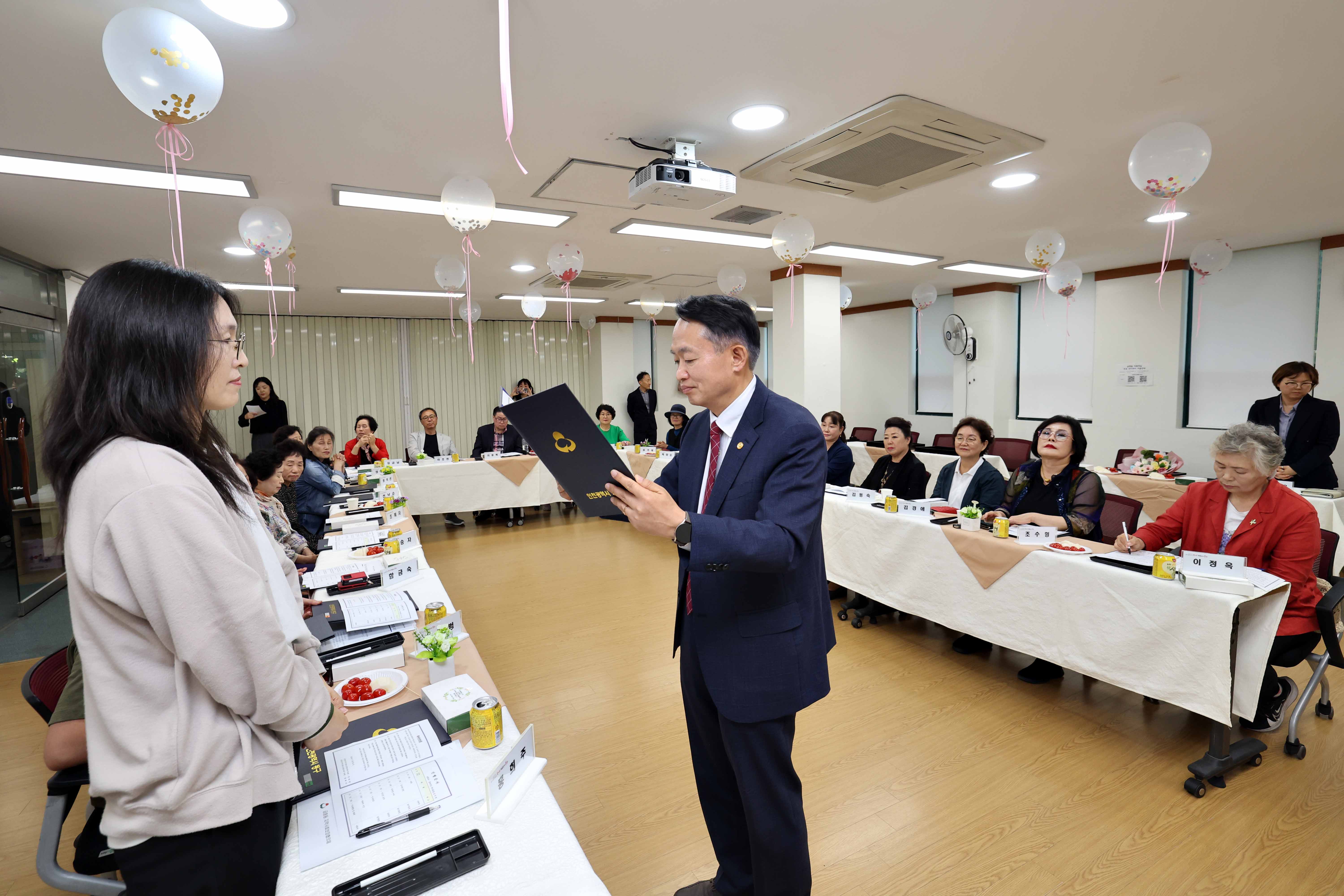 20240528_지역사회보장협의체_위원_위촉식_금창동10.jpg 이미지