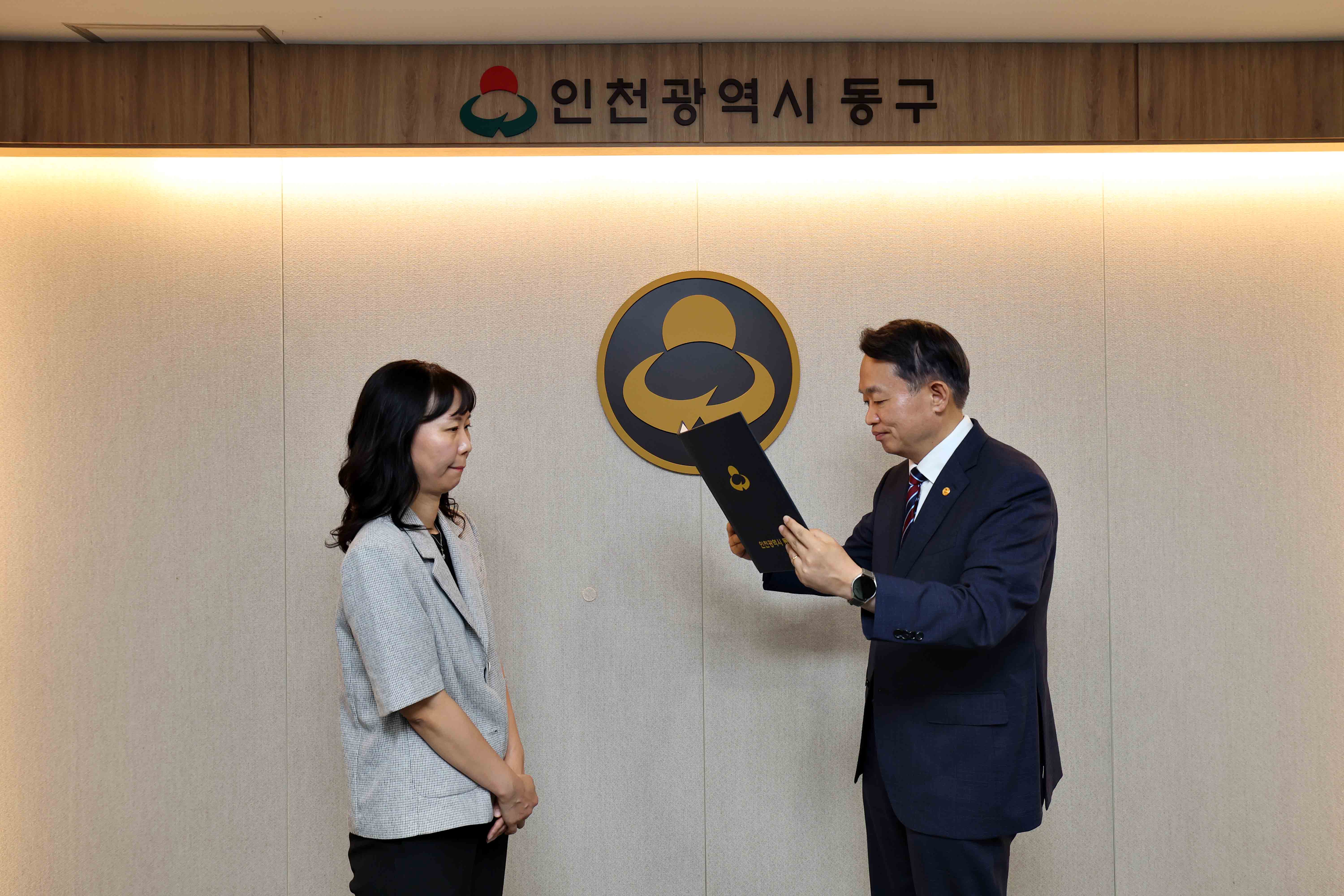 20240605_명예퇴직자_공로패_전달식2.jpg 이미지