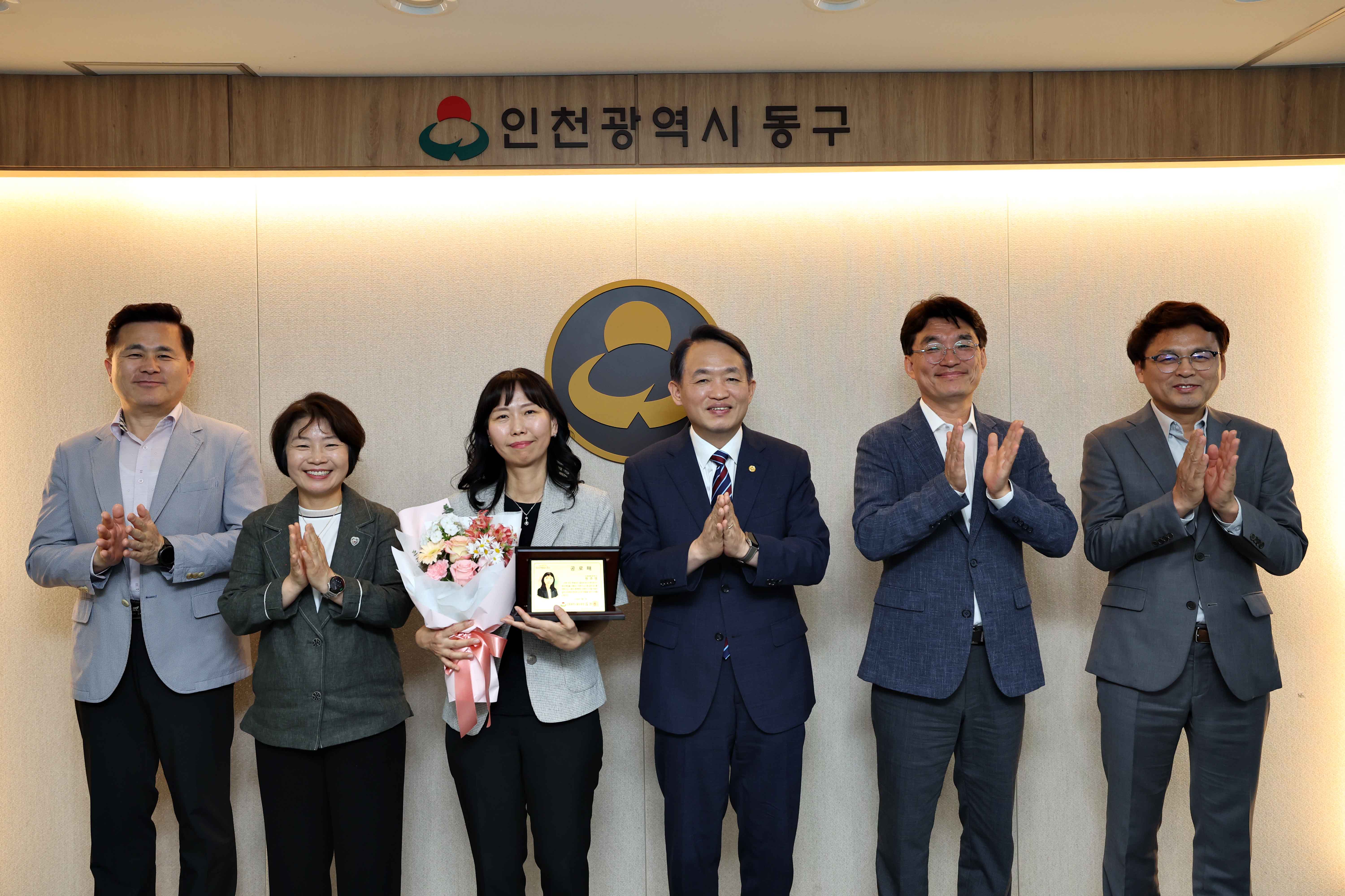 20240605_명예퇴직자_공로패_전달식3.jpg 이미지
