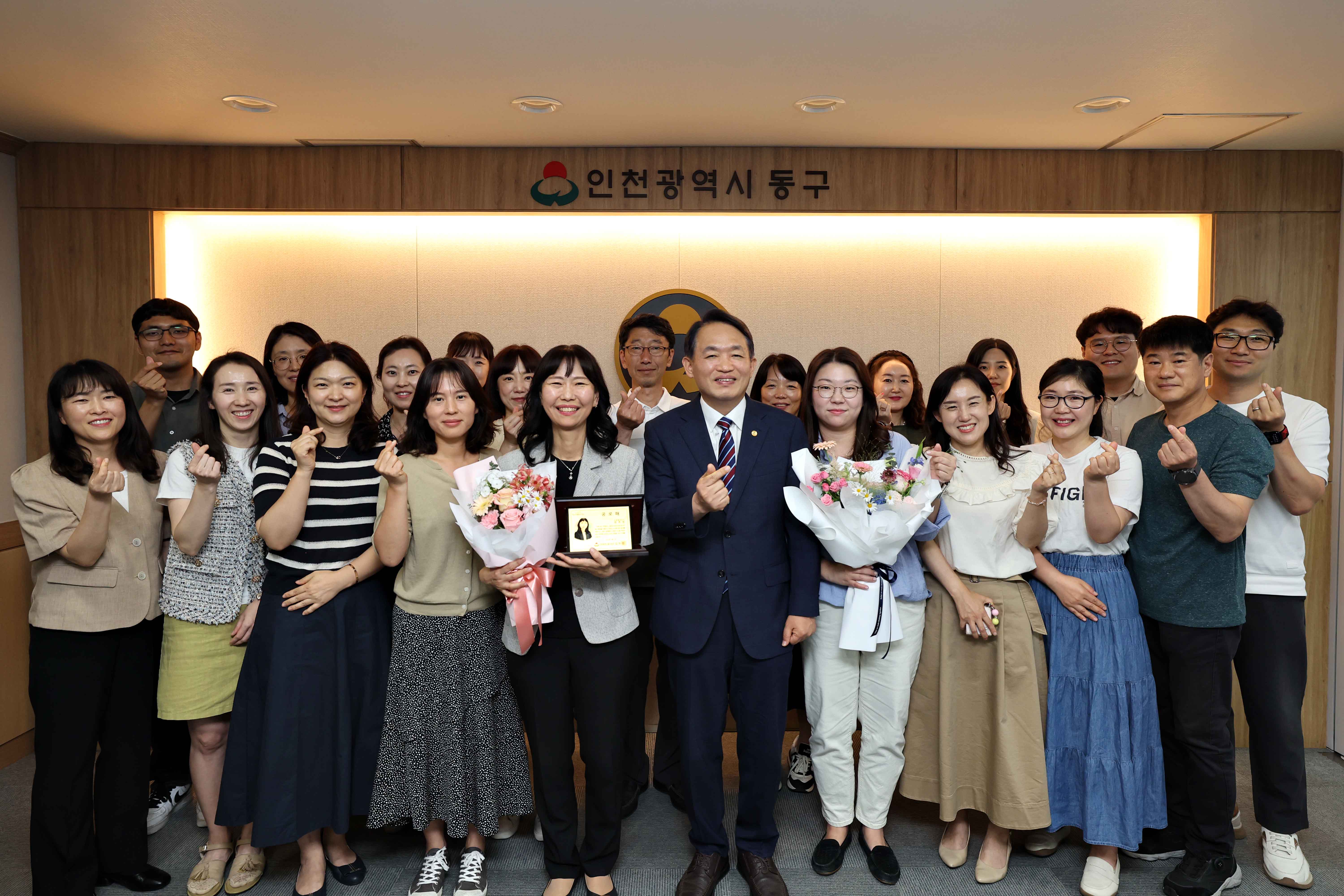 20240605_명예퇴직자_공로패_전달식4.jpg 이미지