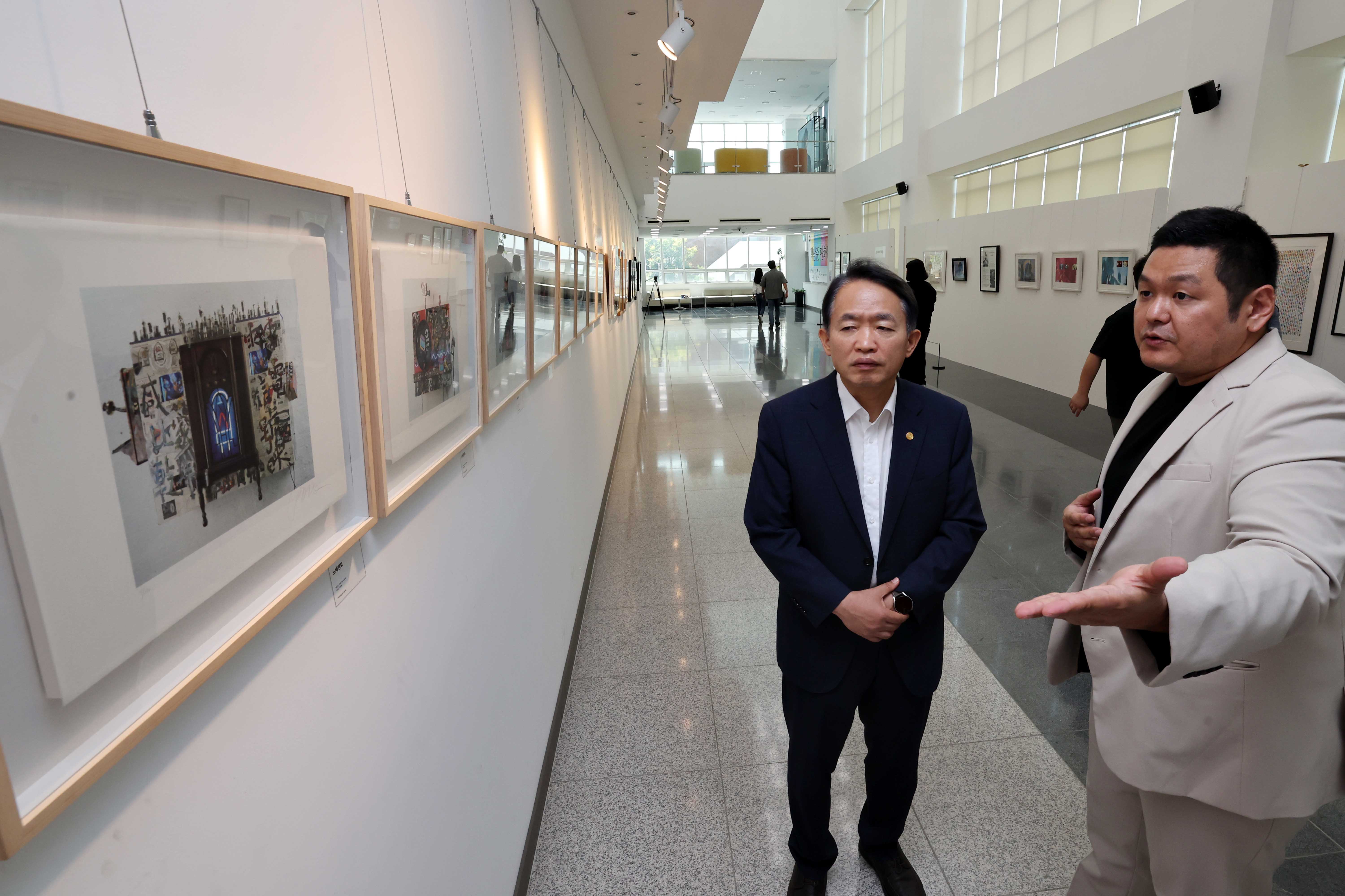 20240613_동구문화체육센터_개관_3주년_기념_백남준_판화전7.jpg 이미지