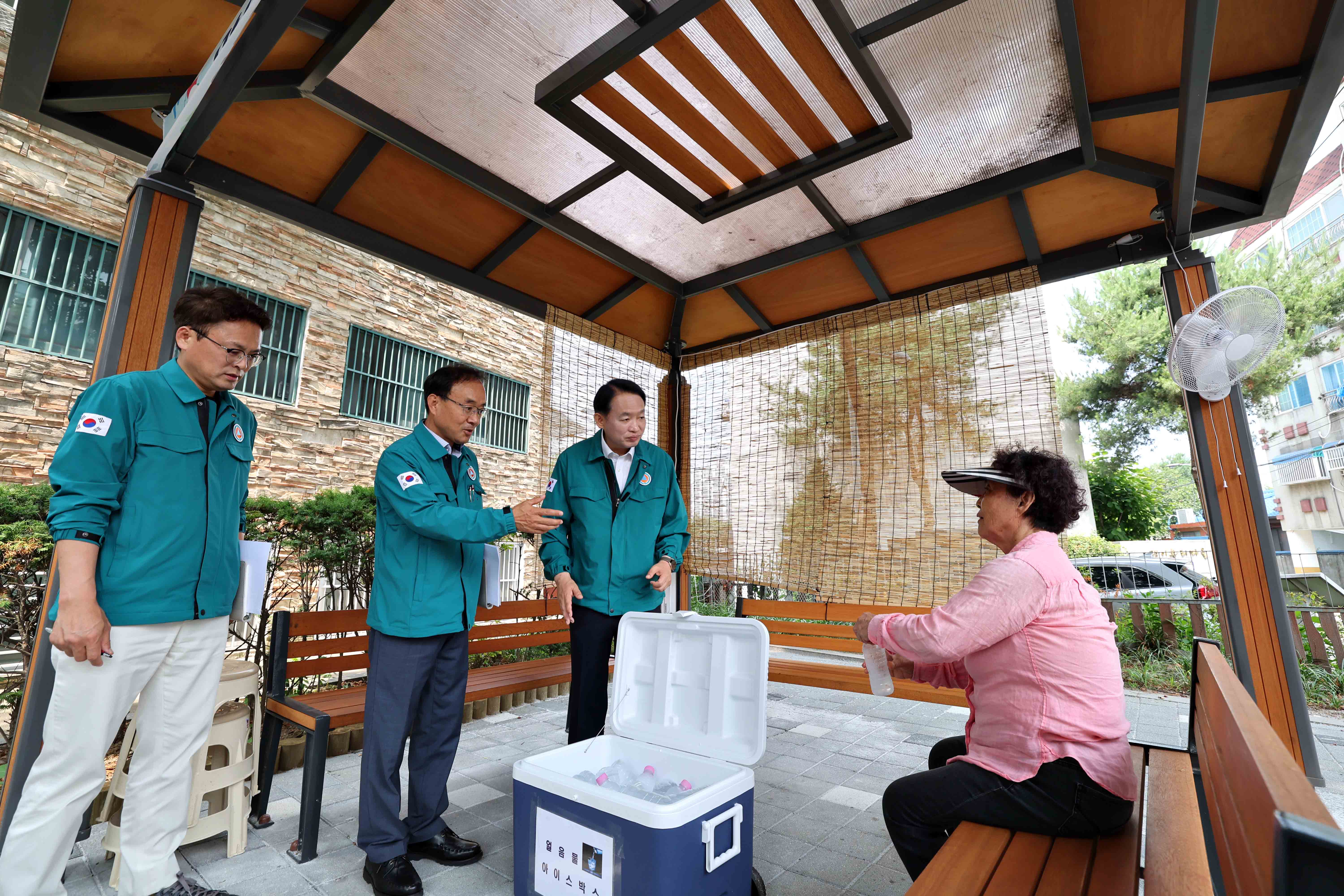20240627_야외_무더위쉼터_및_침수방지시설_차수판_설치_현장점검3.jpg 이미지