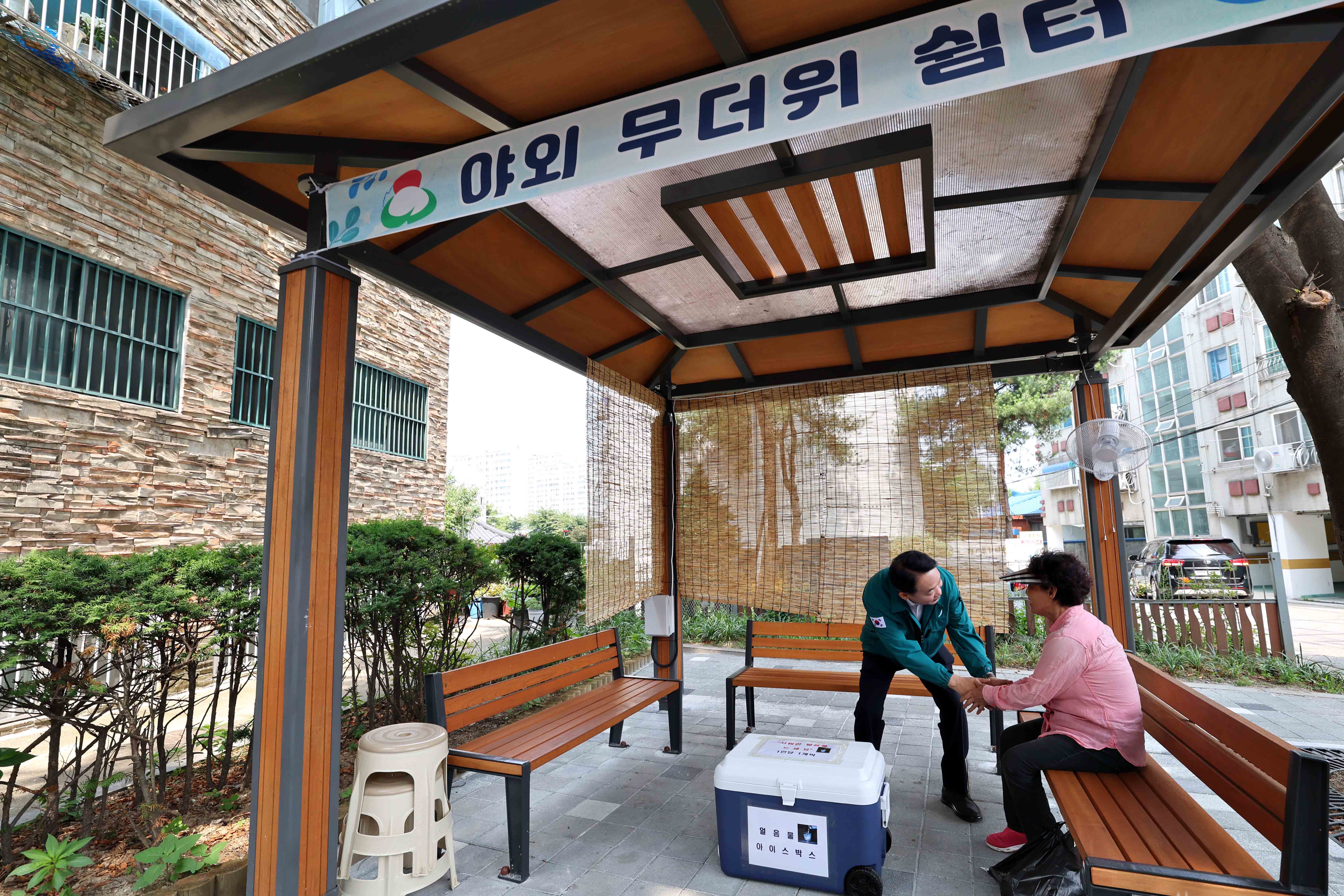 20240627_야외_무더위쉼터_및_침수방지시설_차수판_설치_현장점검4.jpg 이미지