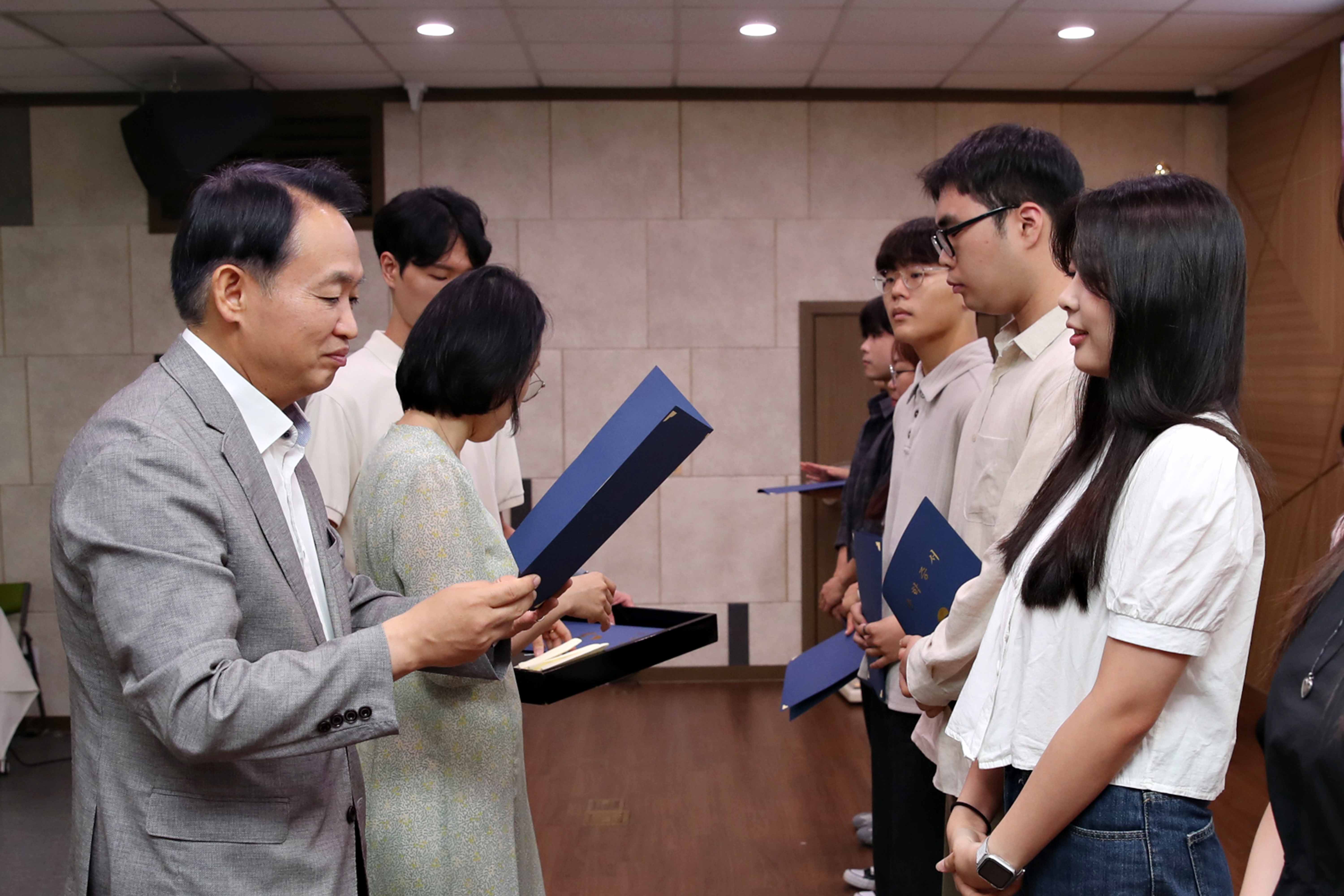 20240629_2024_학업우수_장학생_장학증서_수여식8.jpg 이미지