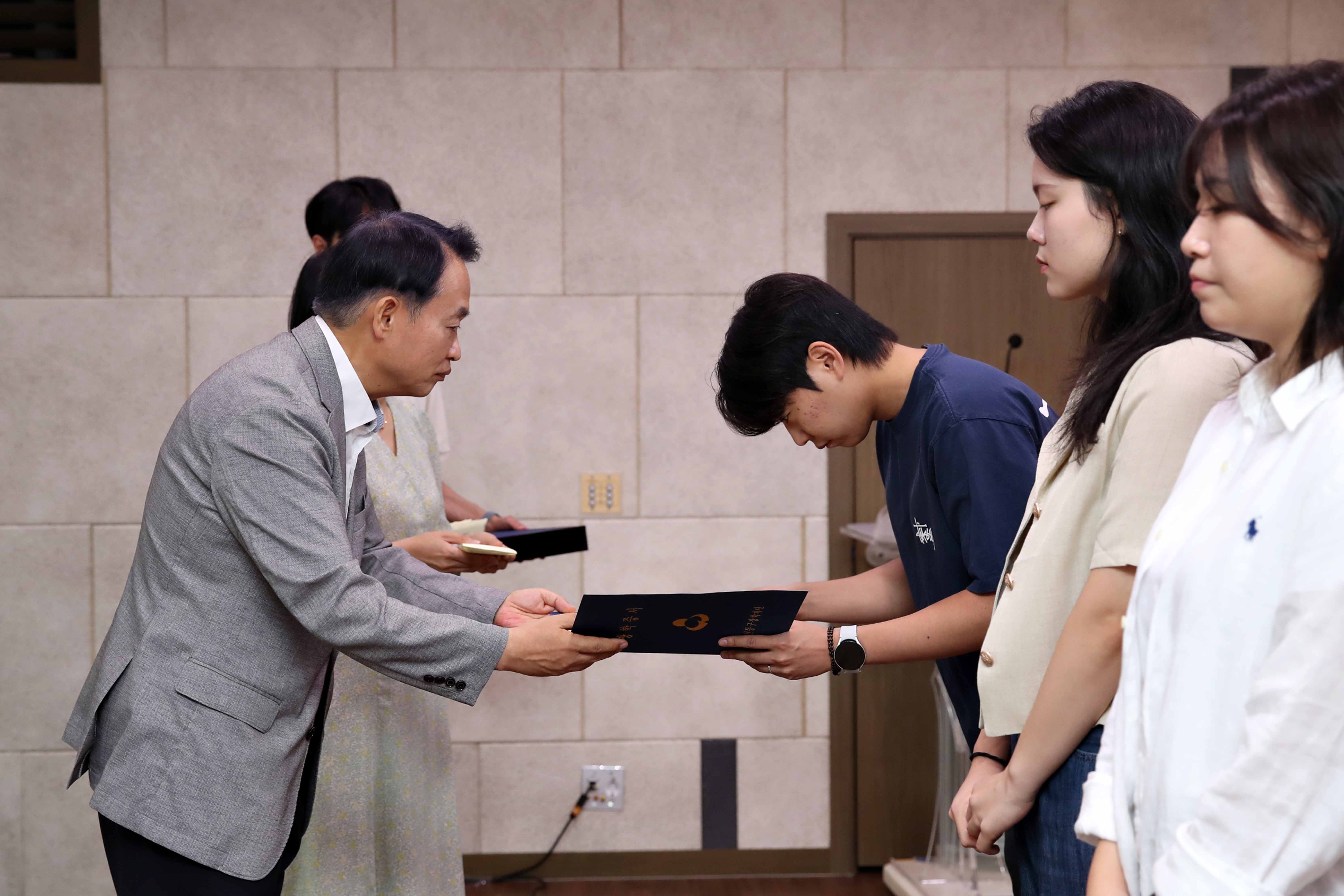 20240629_2024_학업우수_장학생_장학증서_수여식9.jpg 이미지