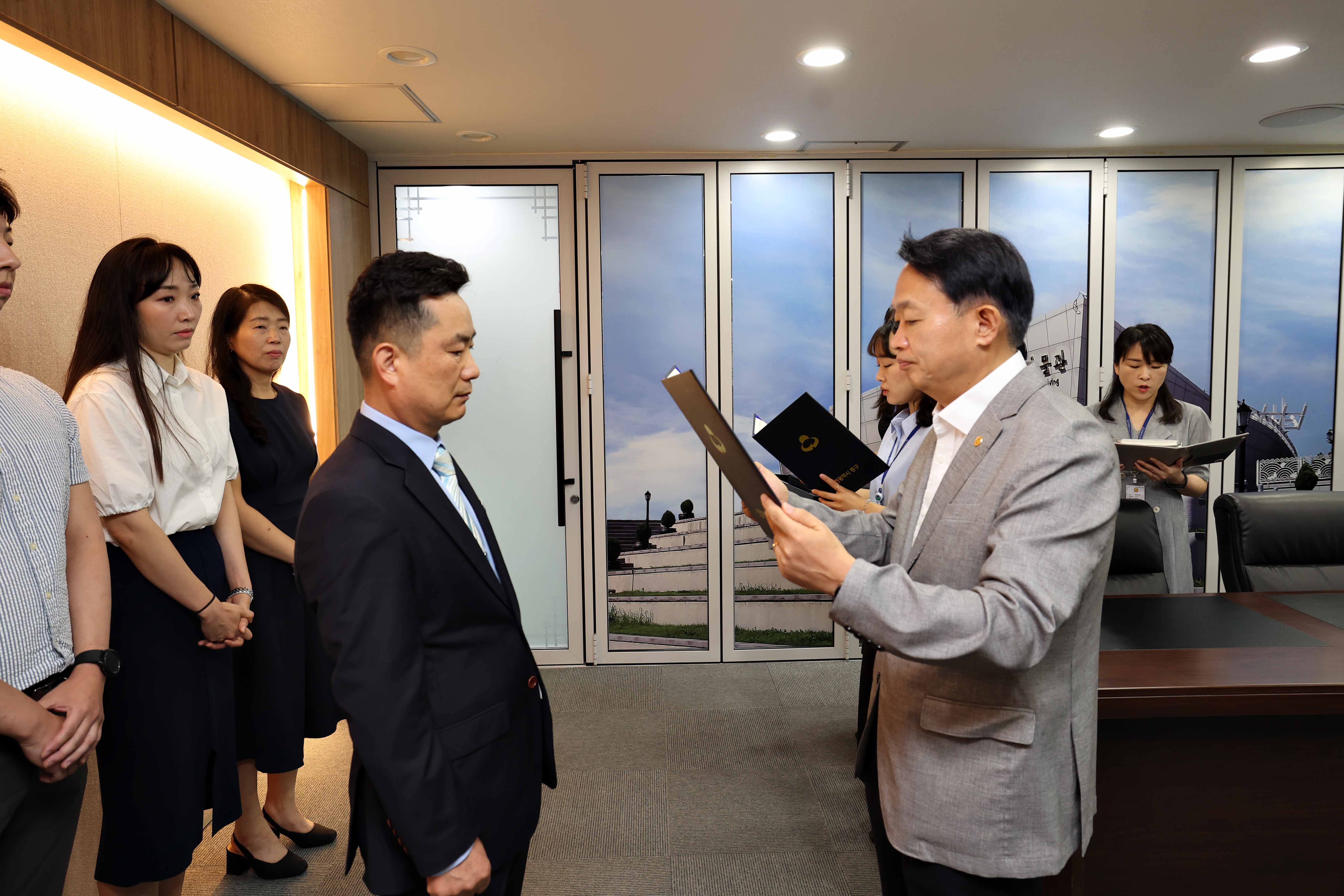 20240715_임용장_수여식2.jpg 이미지