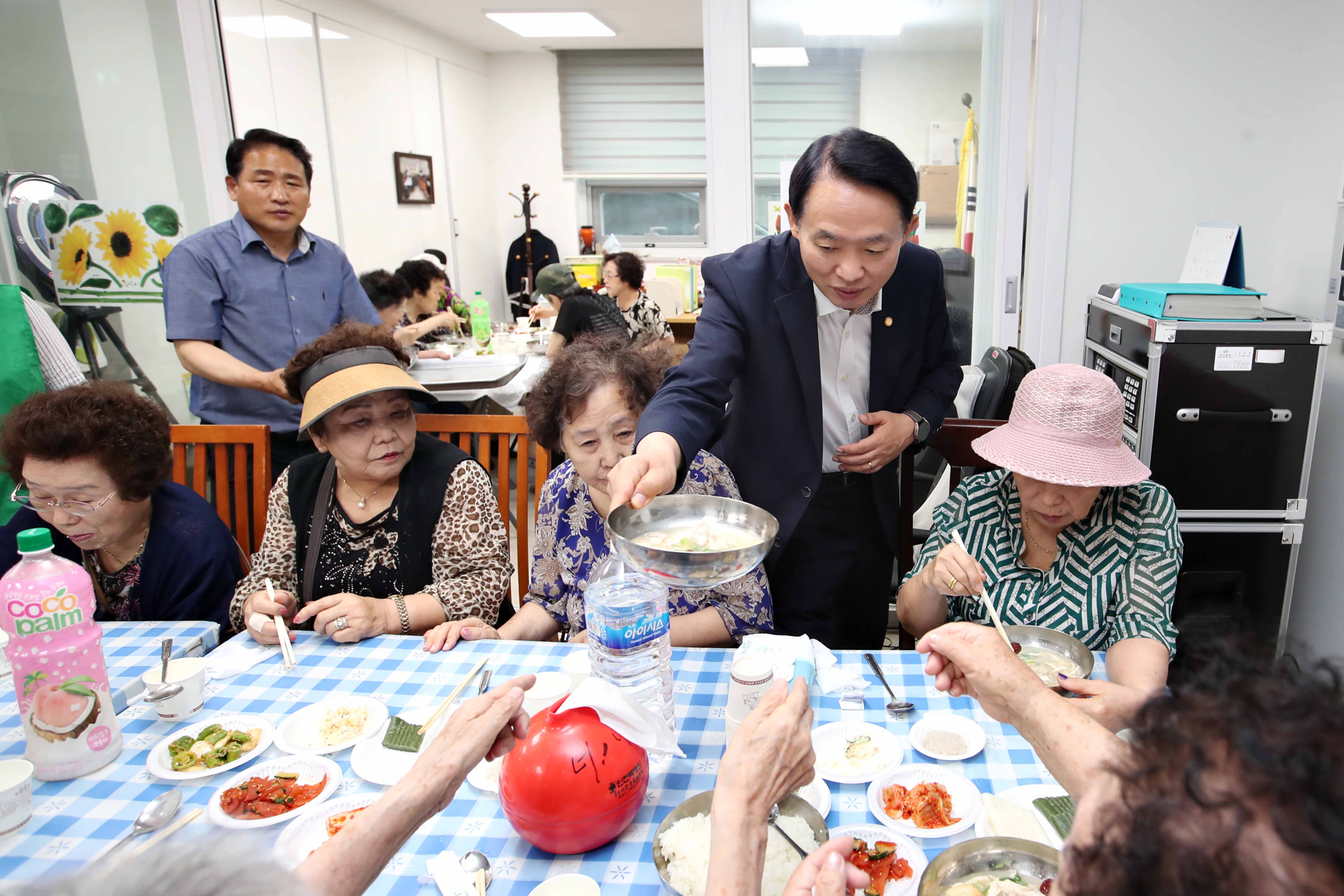 20240717_송림4동_초복맞이_닭백숙_대접_행사1.jpg 이미지