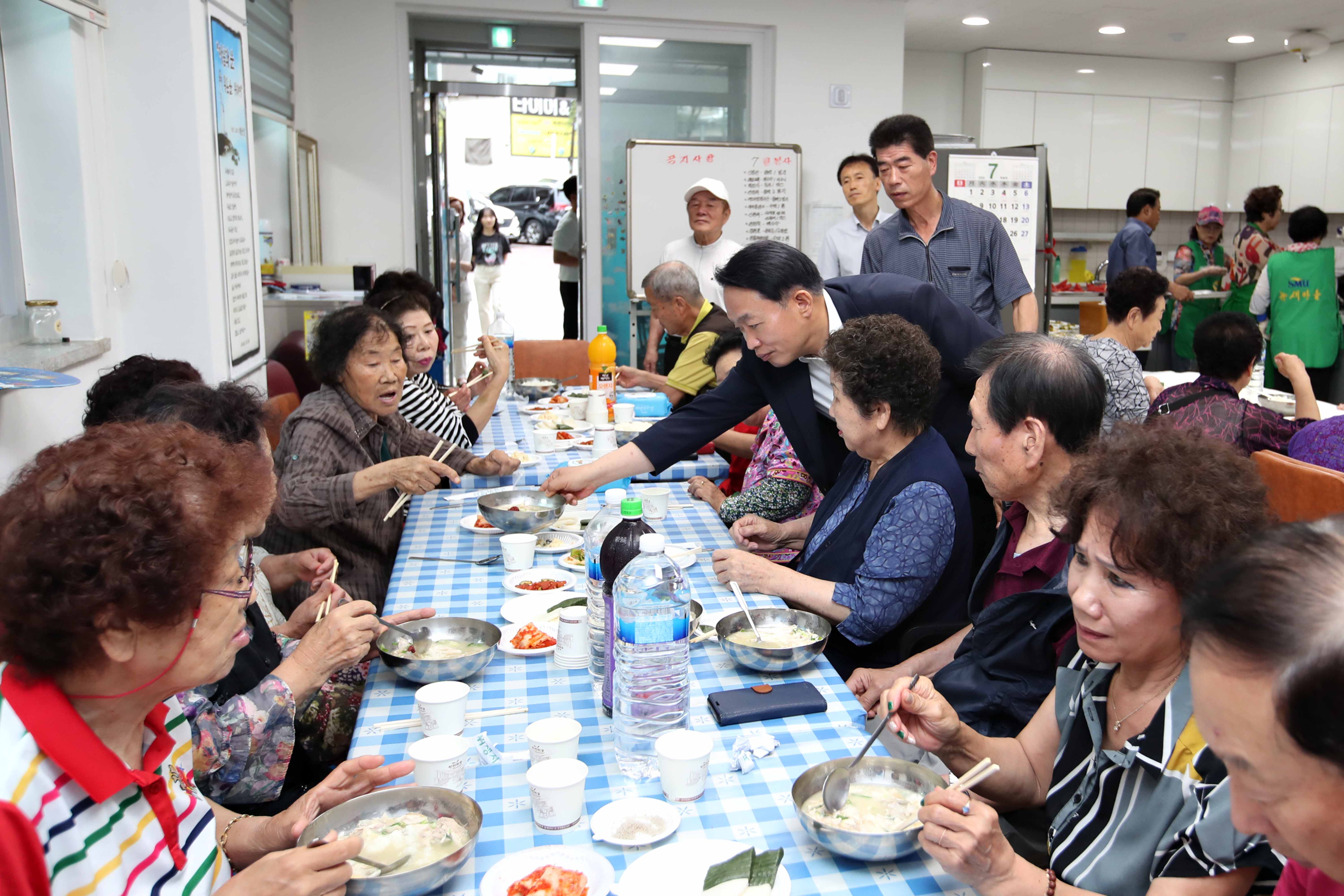 20240717_송림4동_초복맞이_닭백숙_대접_행사3.jpg 이미지