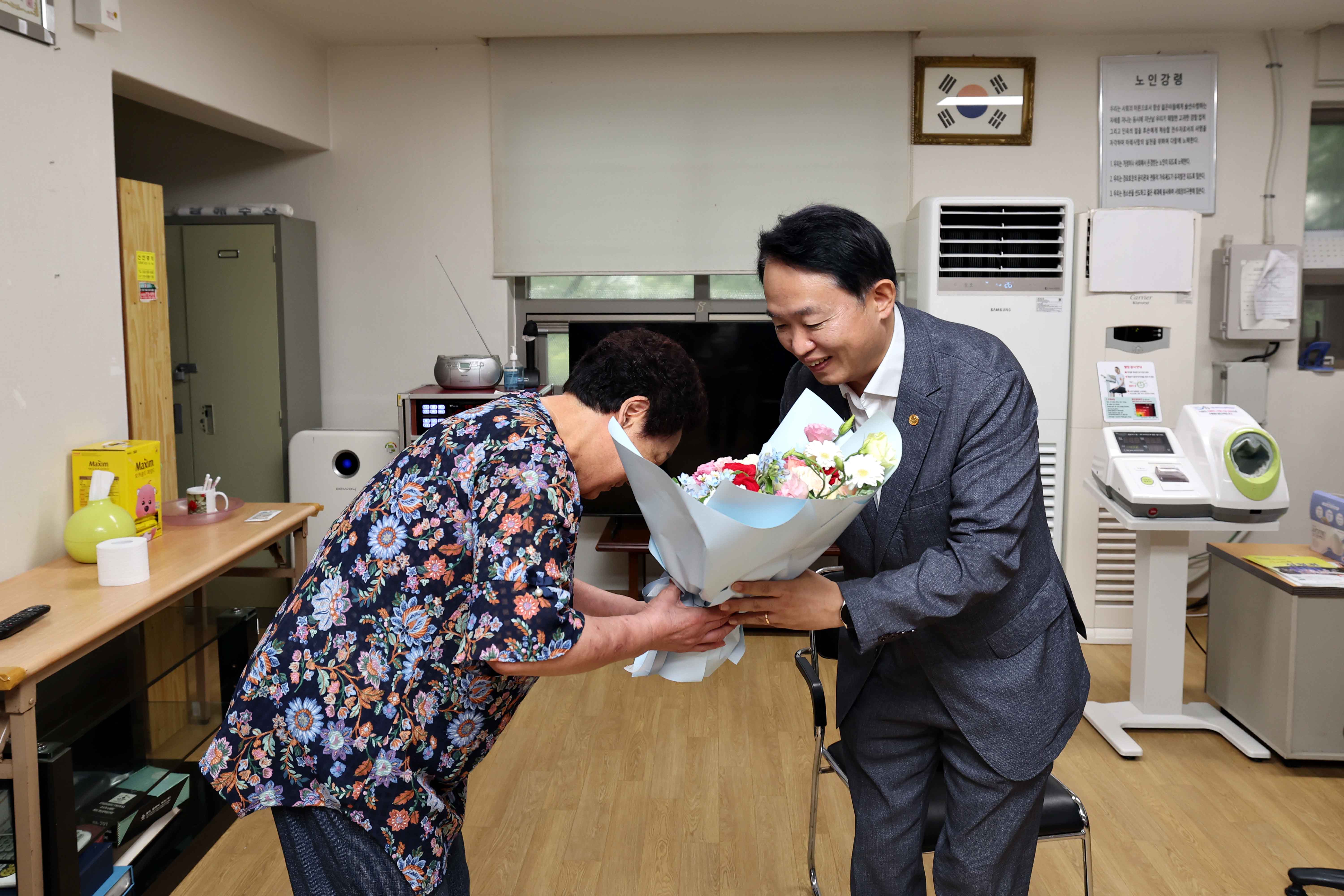 20240905_추석맞이_경로당_방문4.jpg 이미지