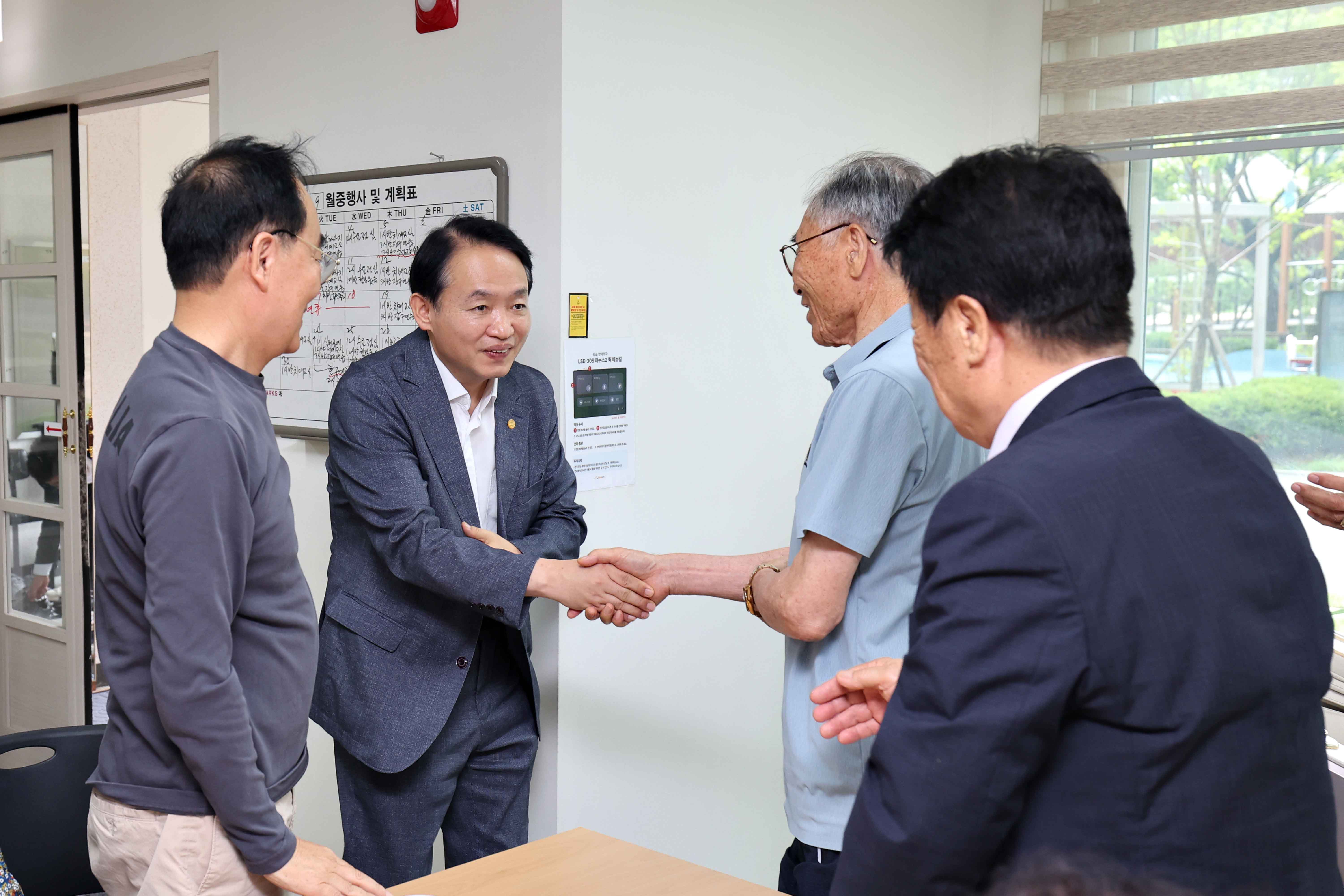 20240905_추석맞이_경로당_방문8.jpg 이미지