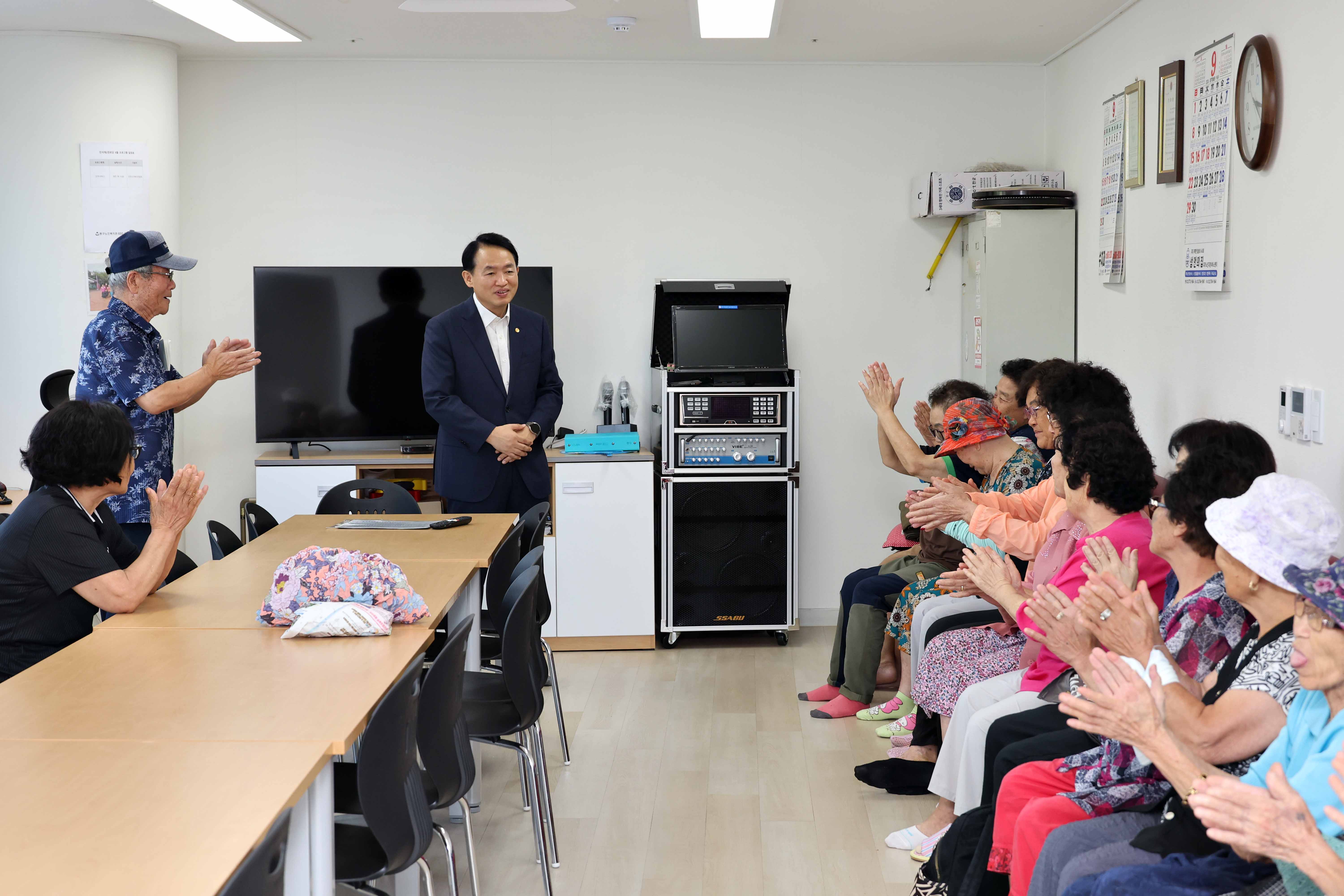 20240909_추석맞이_경로당_방문11.jpg 이미지